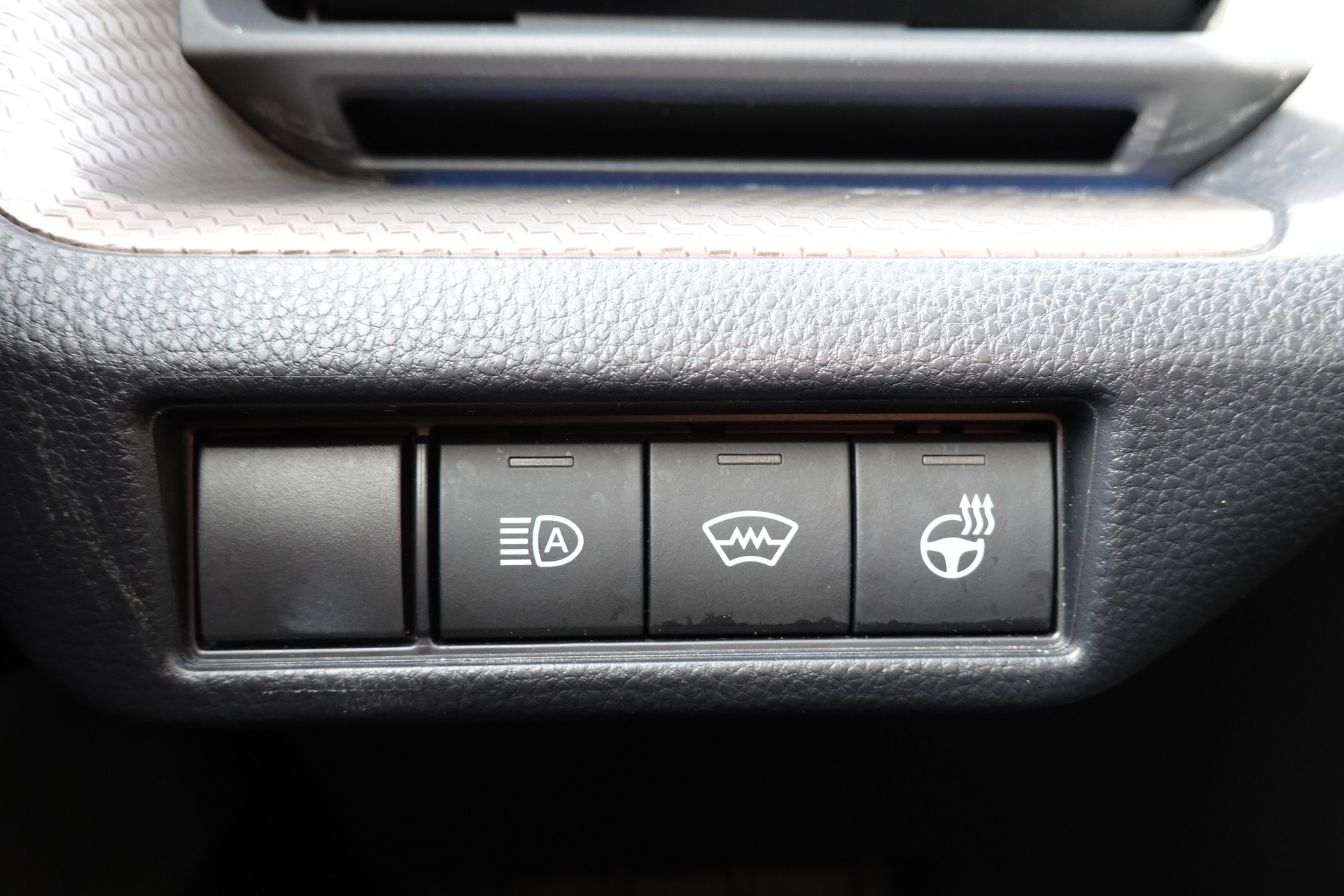 TOYOTA Prius 2,0 VVT-i Plug-in Hybrid Premium "Leasing 2,9% * 8 Roues * Toit solaire * Caméra 360 * Sièges ventilés/chauffants *-image-15