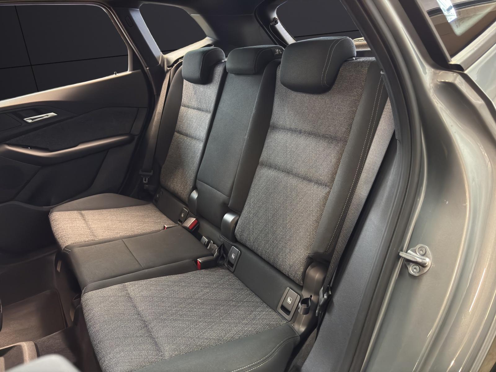 BMW 218i Active Tourer-image-11
