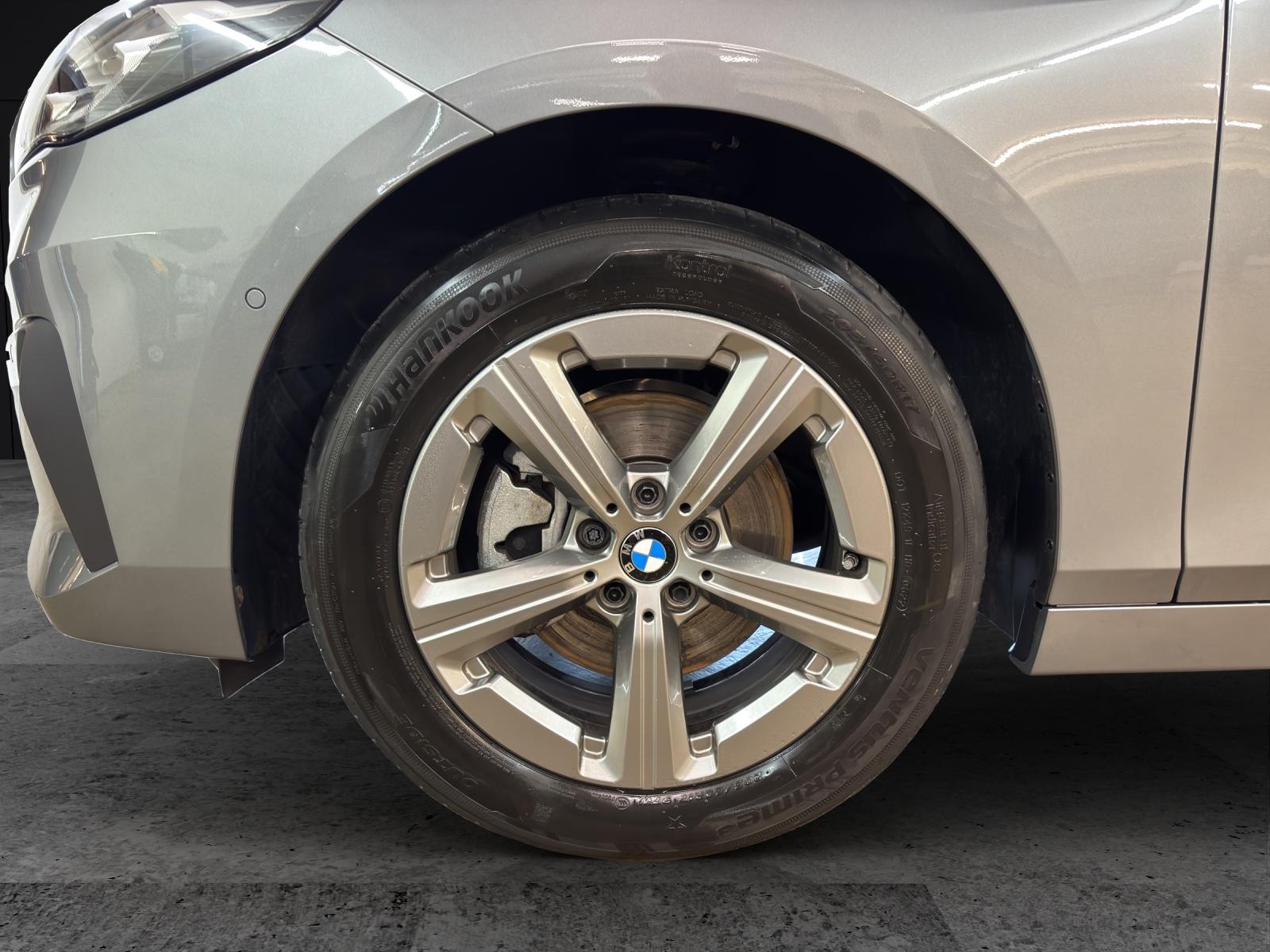 BMW 218i Active Tourer-image-8