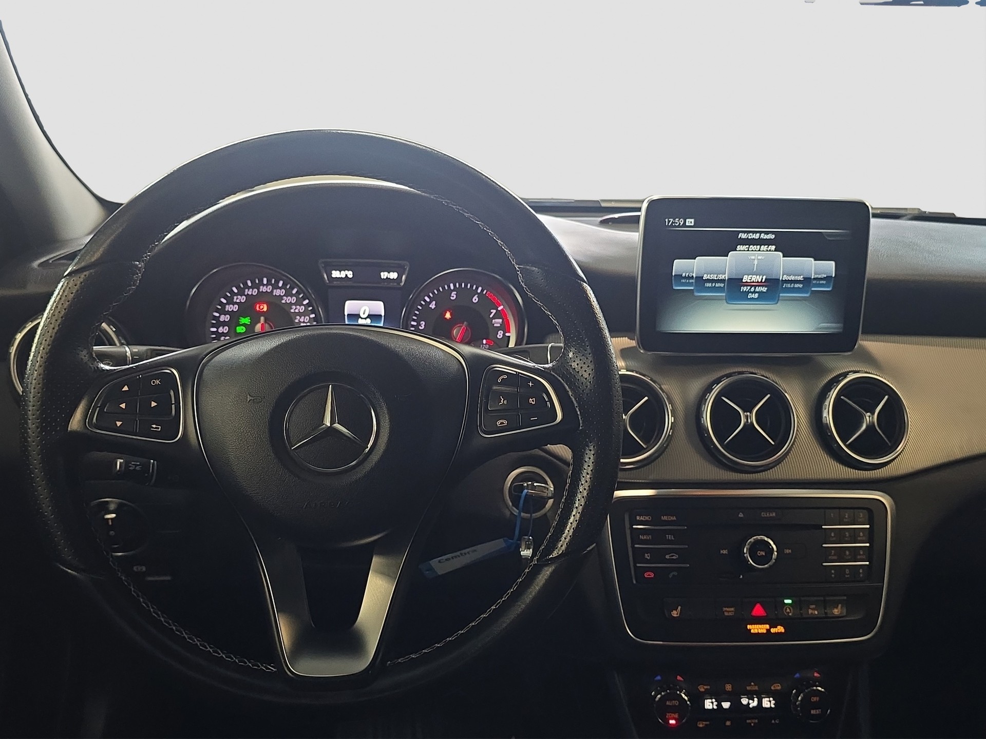 MERCEDES-BENZ GLA 200 Night Star 7G-DCT-image-10