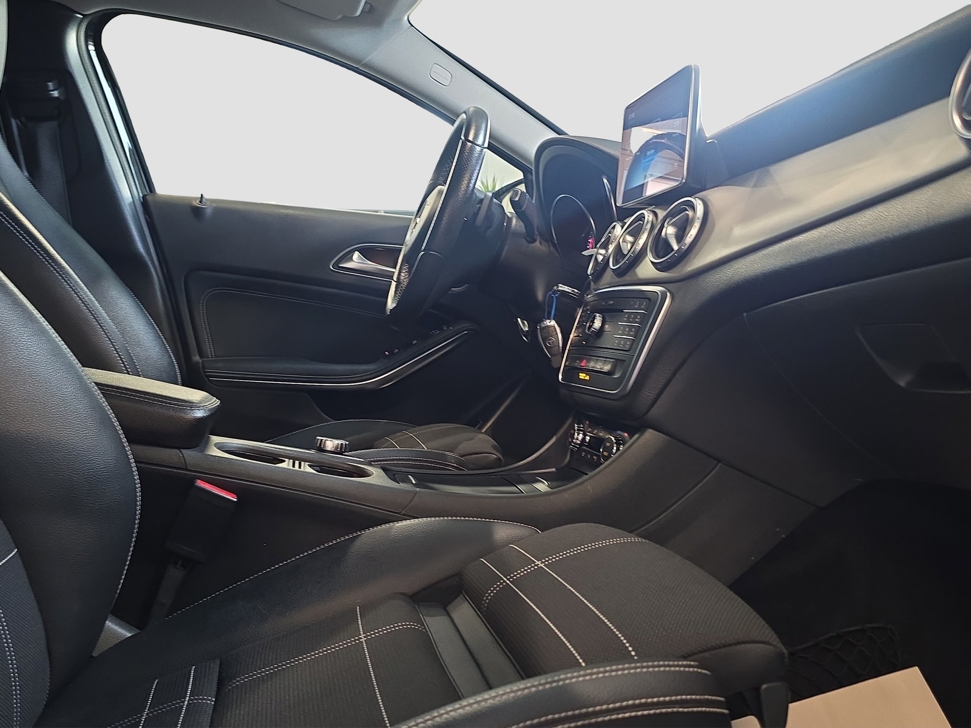 MERCEDES-BENZ GLA 200 Night Star 7G-DCT-image-12