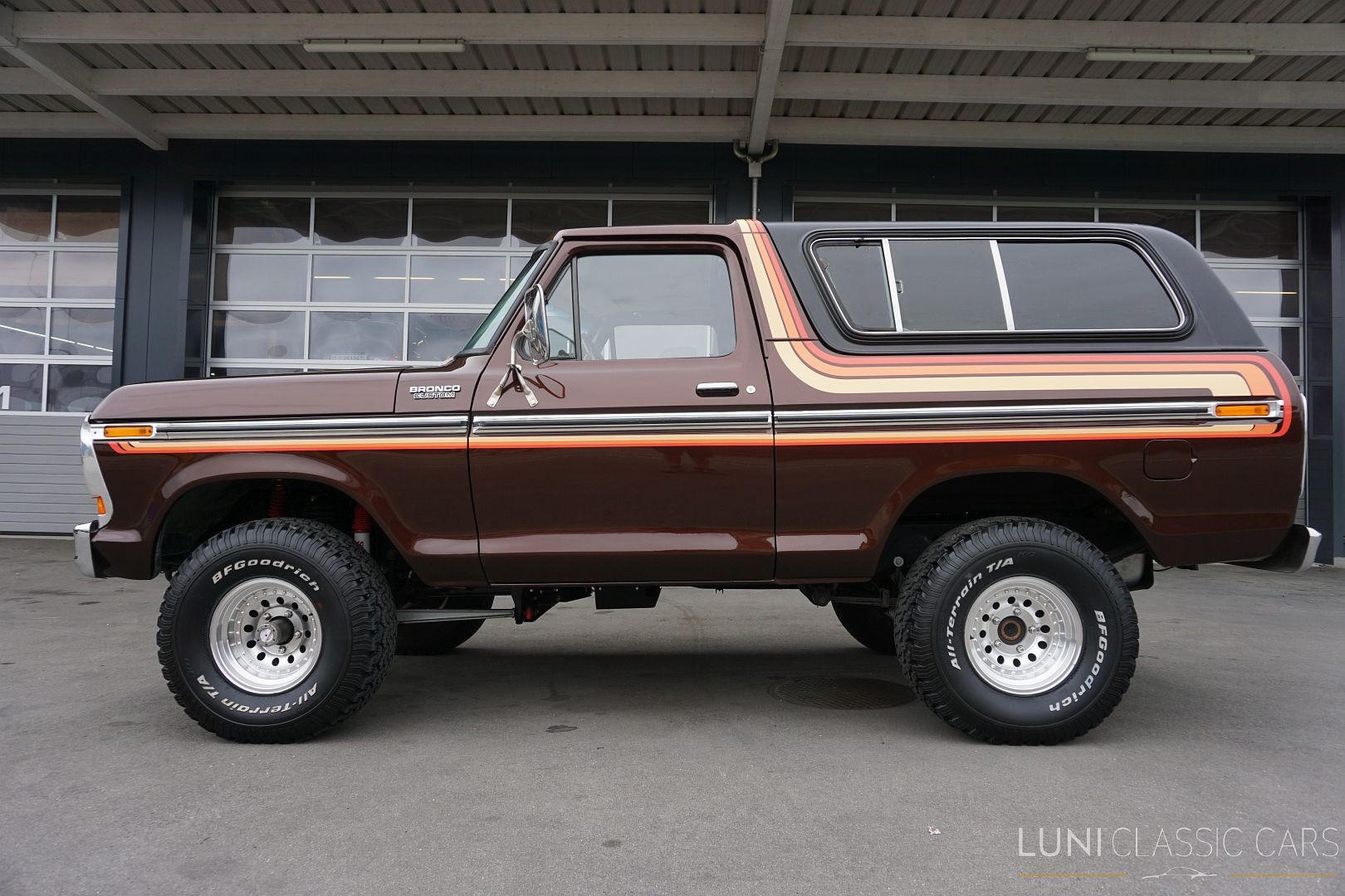 FORD Bronco-showroom-element-2