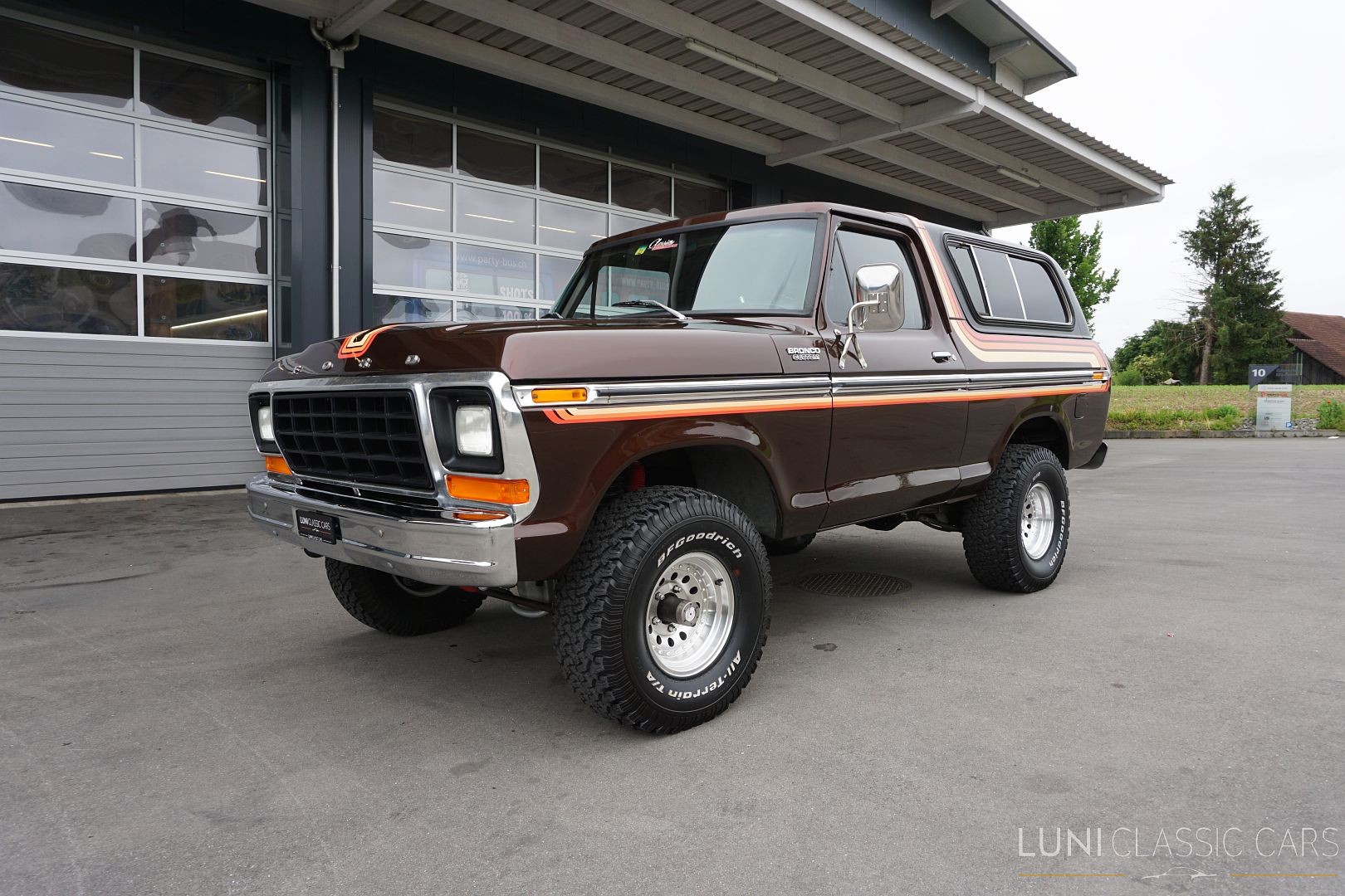 FORD Bronco-showroom-element-1