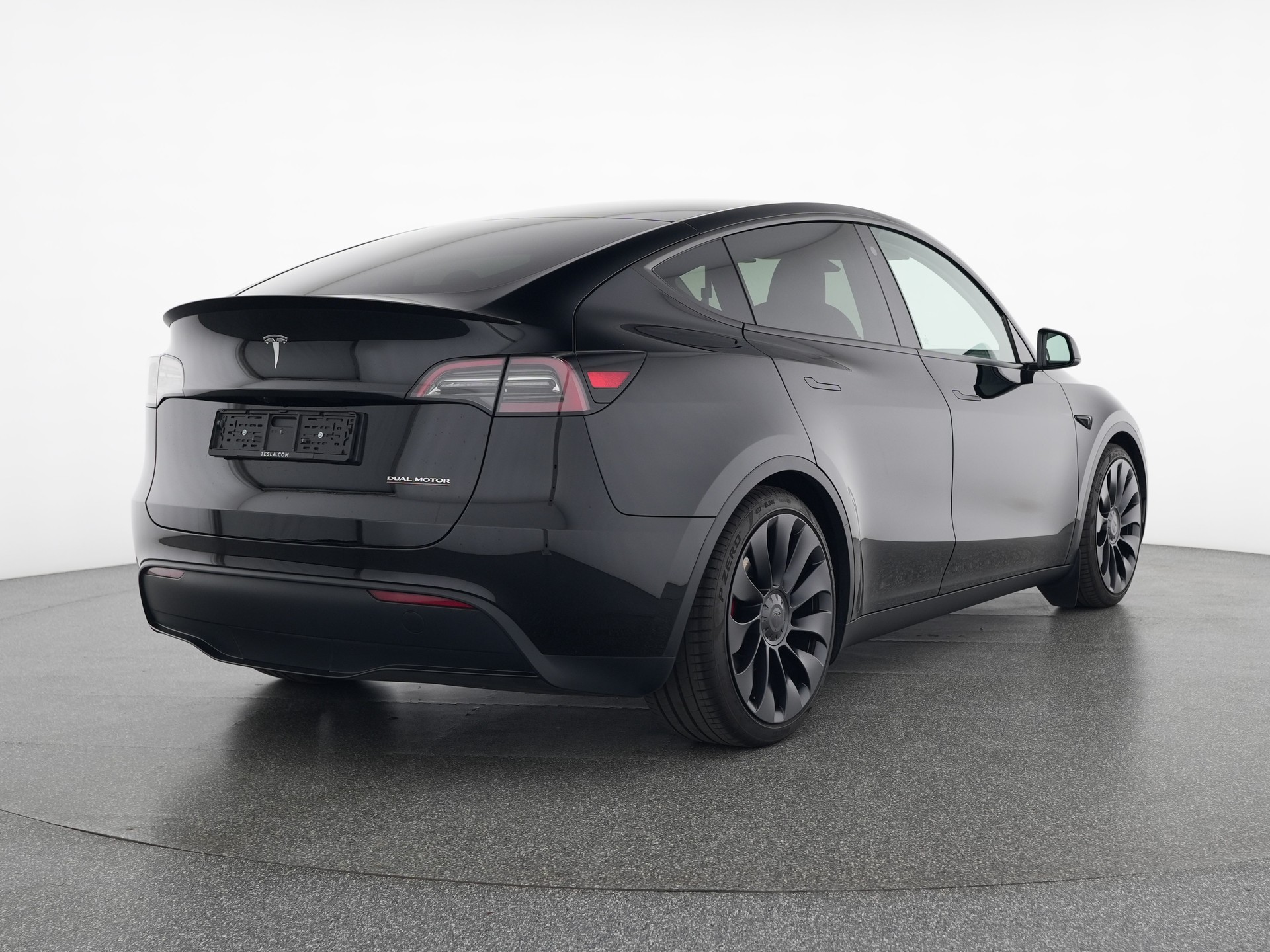 TESLA Model Y Performance Dual Motor All-Wheel Drive-showroom-element-3