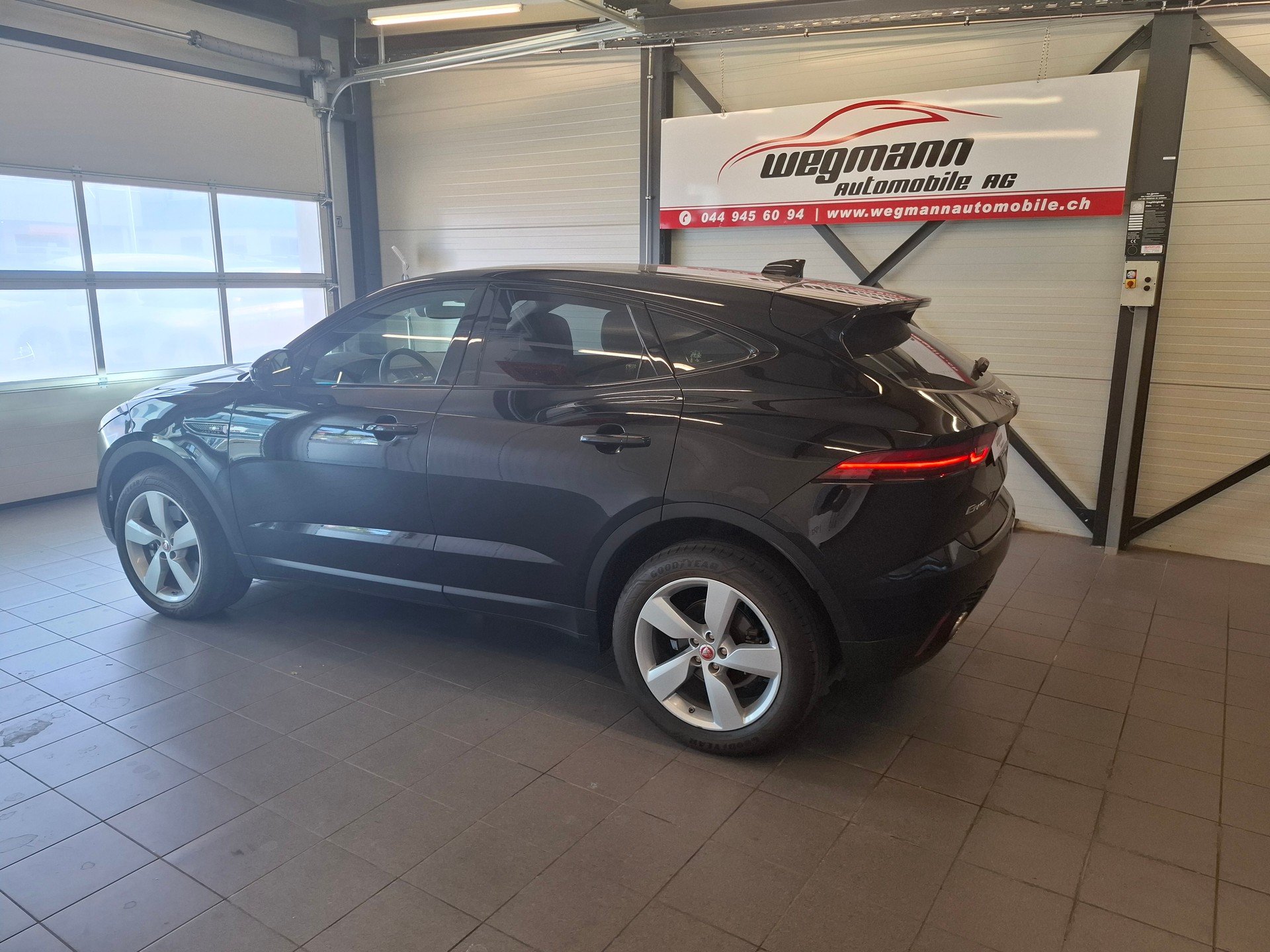 JAGUAR E-Pace 2.0 P200 S AWD Automatik-showroom-element-2