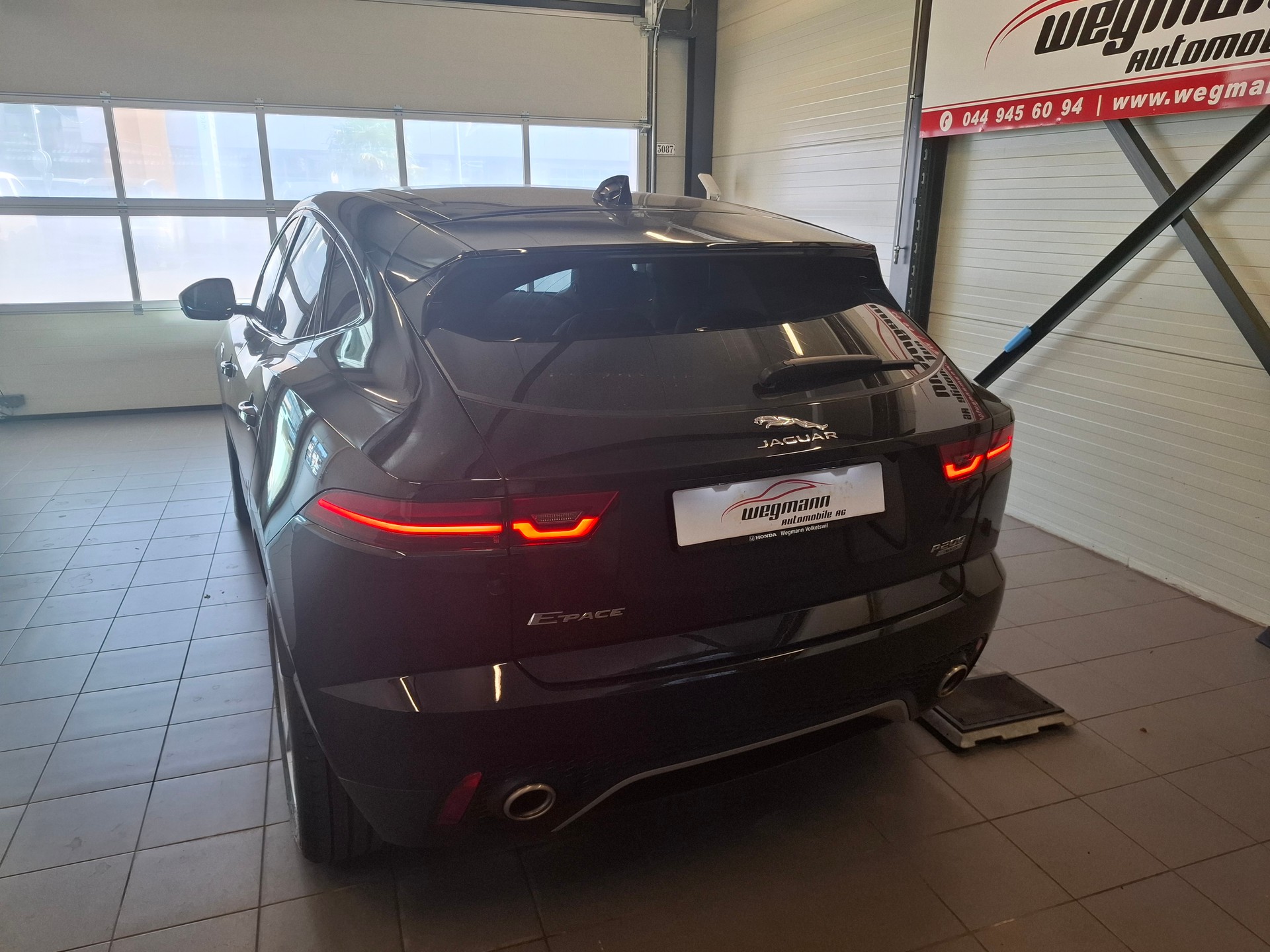 JAGUAR E-Pace 2.0 P200 S AWD Automatik-showroom-element-3