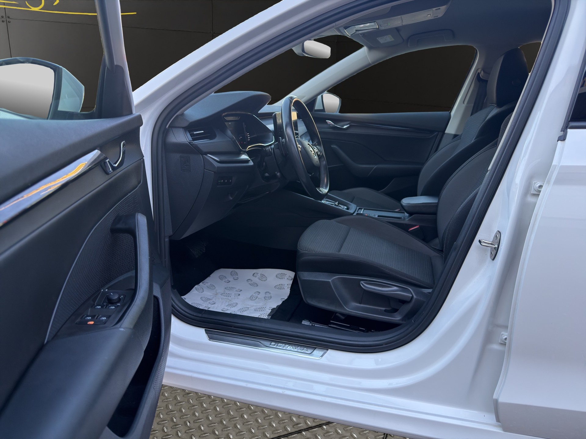 SKODA Octavia Combi 2.0 TDI DSG Ambition 4x4-image-9