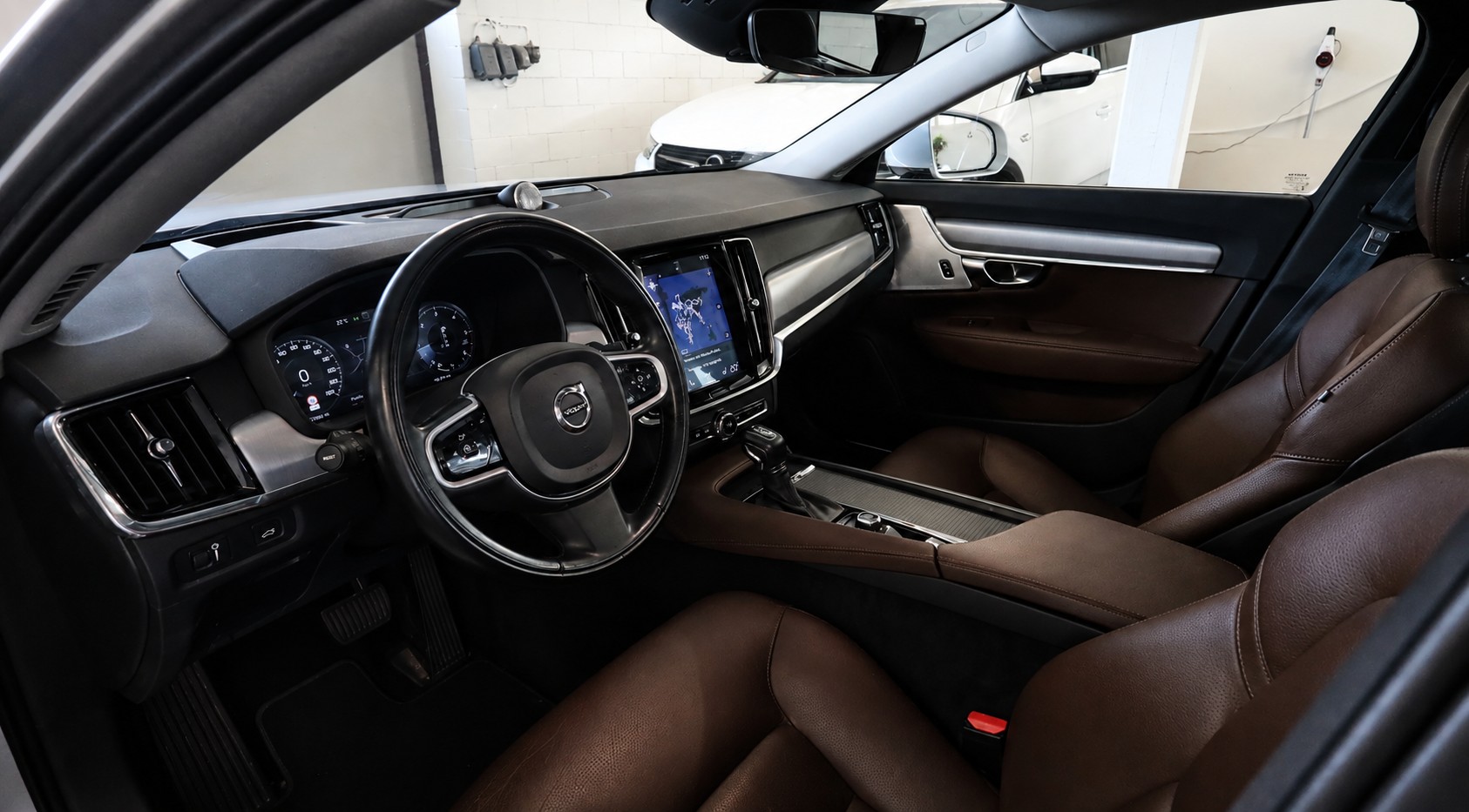 VOLVO V90 D5 AWD Momentum Geartronic Powerpulse-showroom-element-3