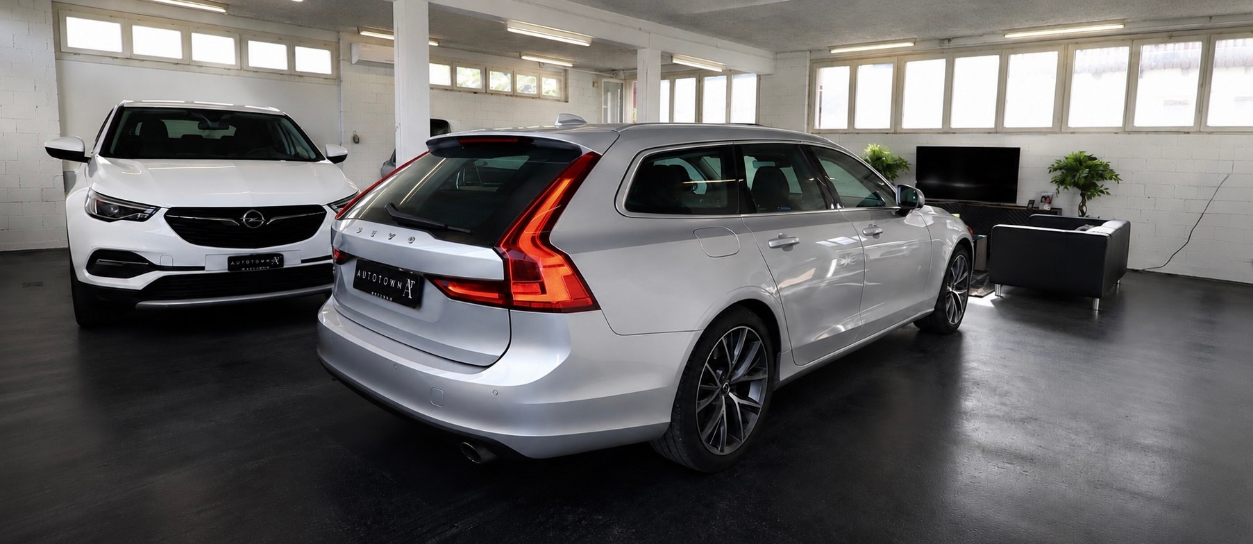 VOLVO V90 D5 AWD Momentum Geartronic Powerpulse-showroom-element-1