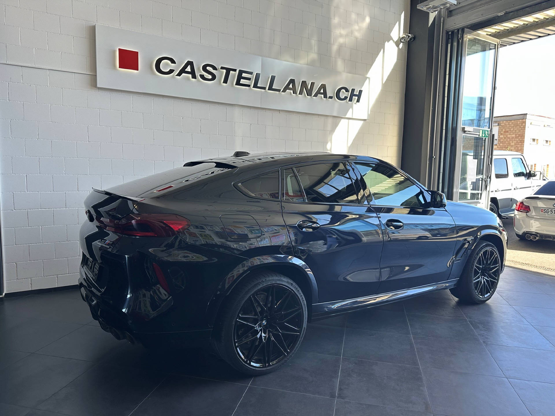 BMW X6 M Competition-showroom-element-2