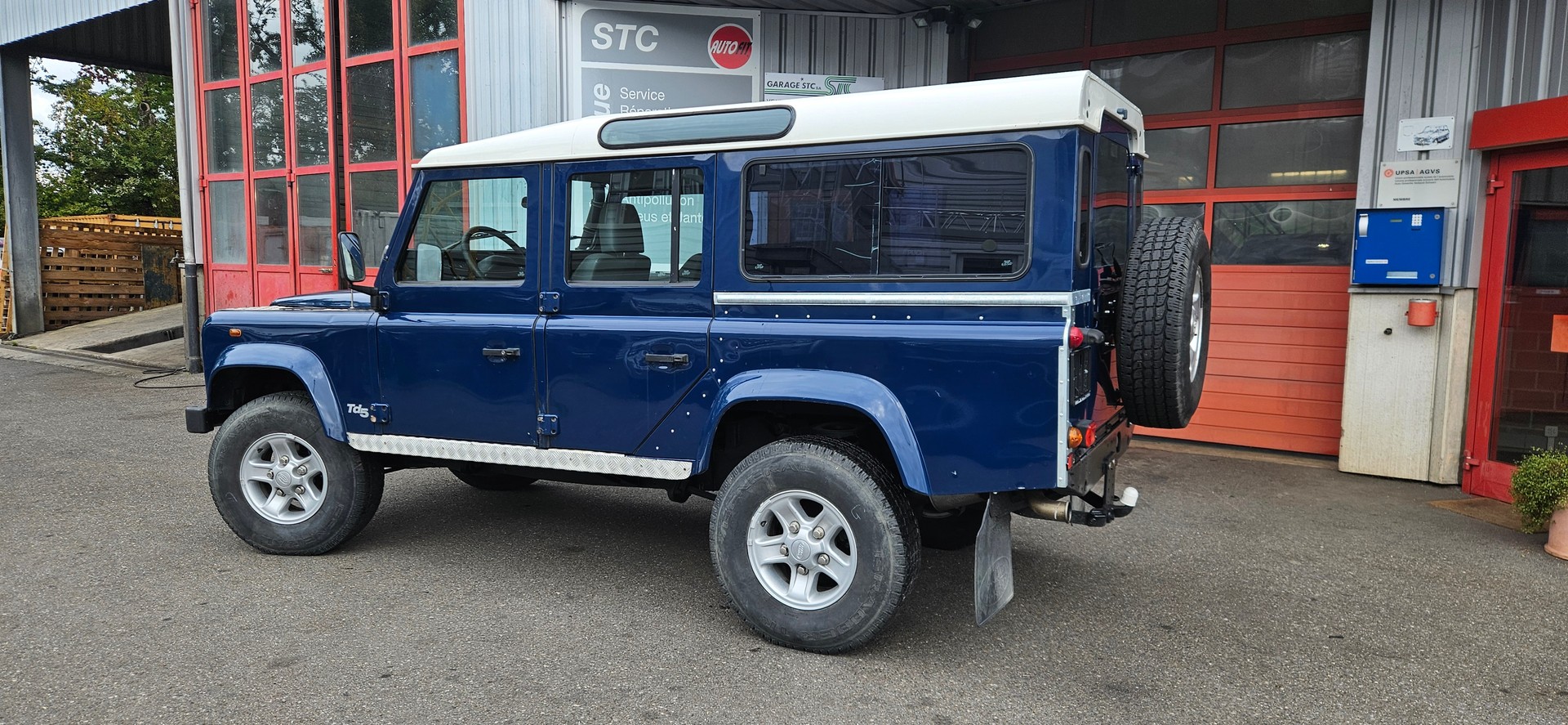 LAND ROVER Defender 110 SW 2.5 Td5-showroom-element-2