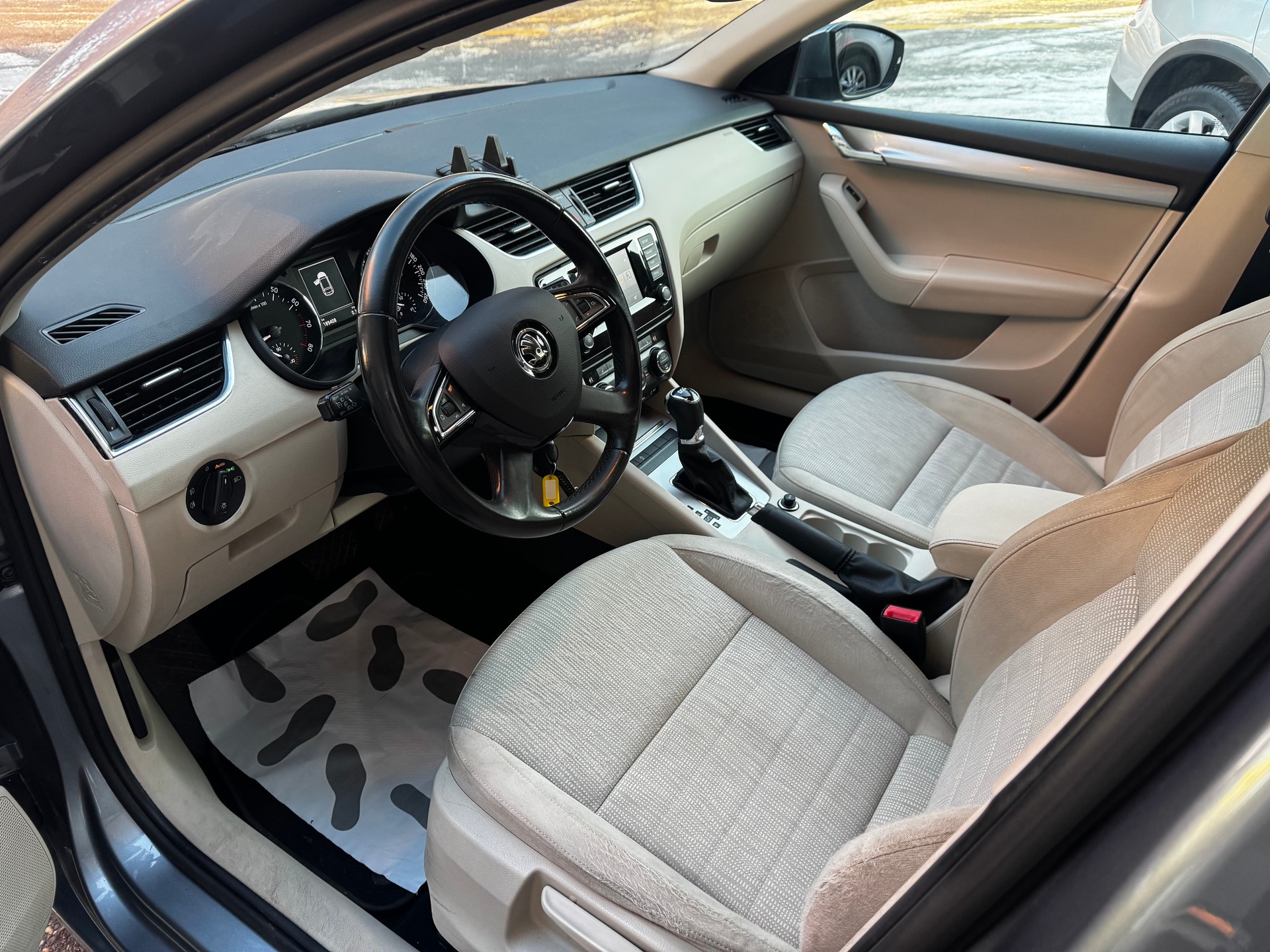 SKODA Octavia Combi 1.8 TSI Elegance DSG-image-5