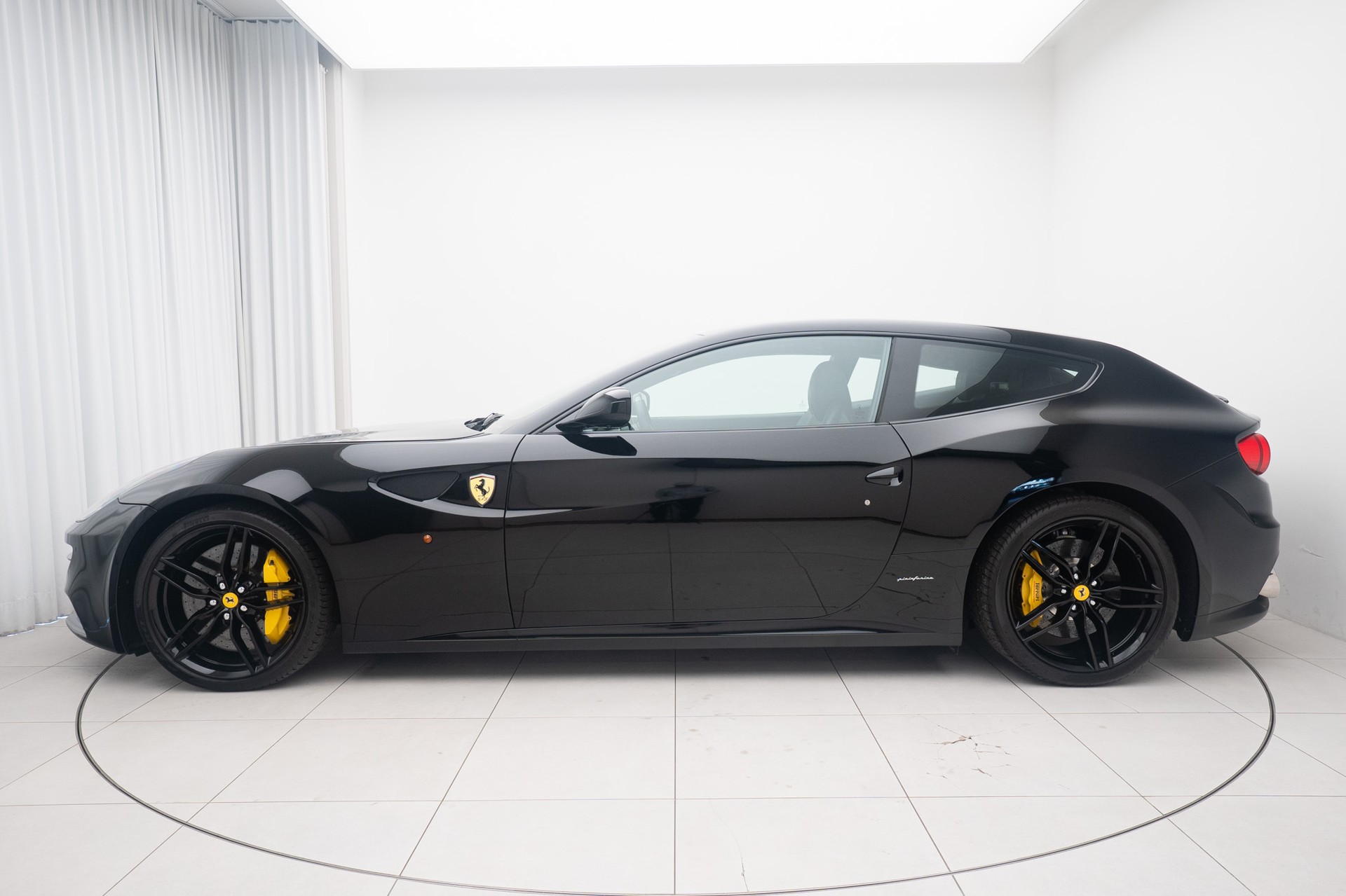 FERRARI FF-image-1