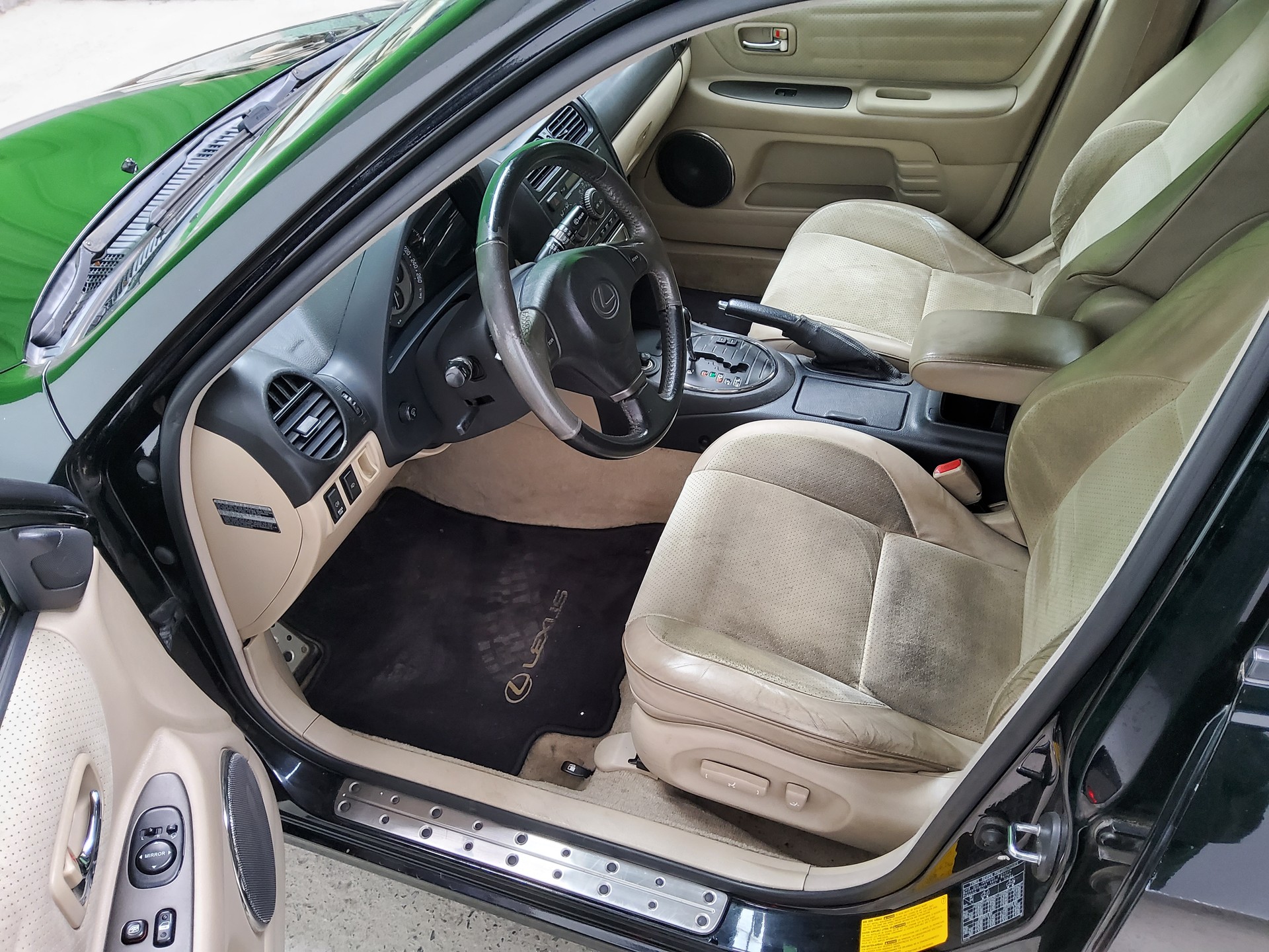 LEXUS IS 300 SportCross-image-8