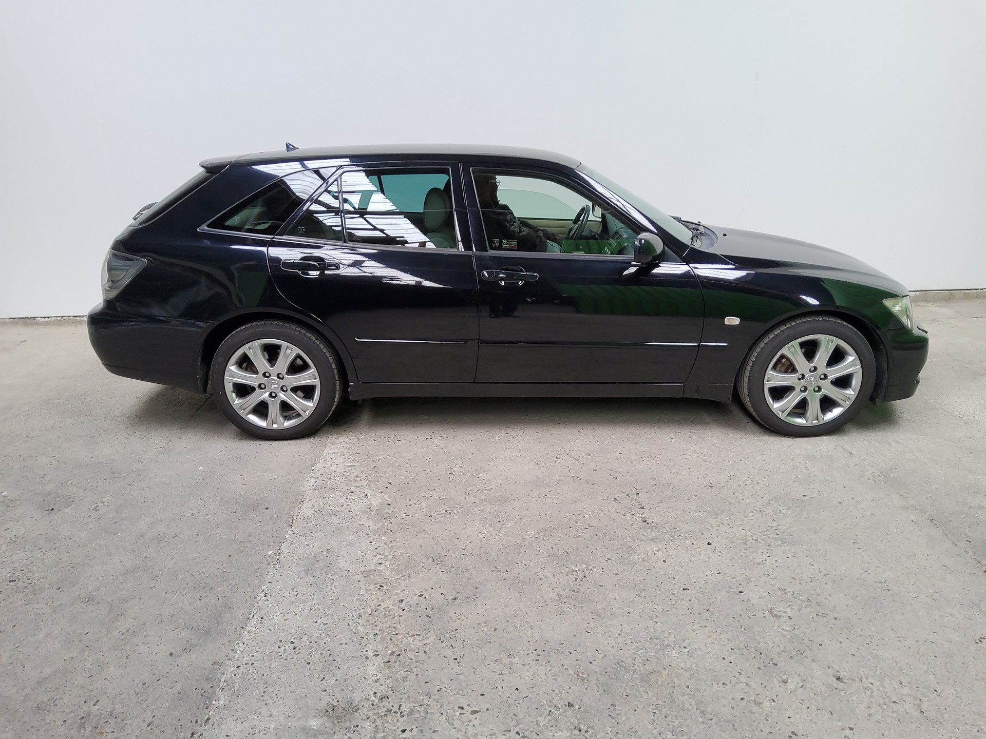 LEXUS IS 300 SportCross-showroom-element-2