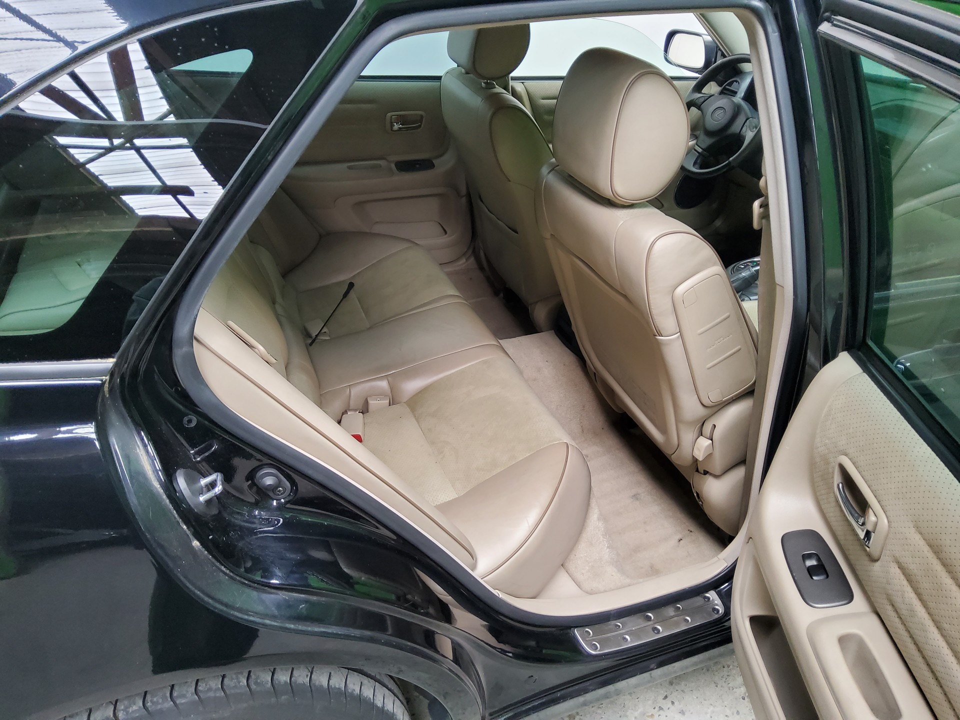 LEXUS IS 300 SportCross-image-6