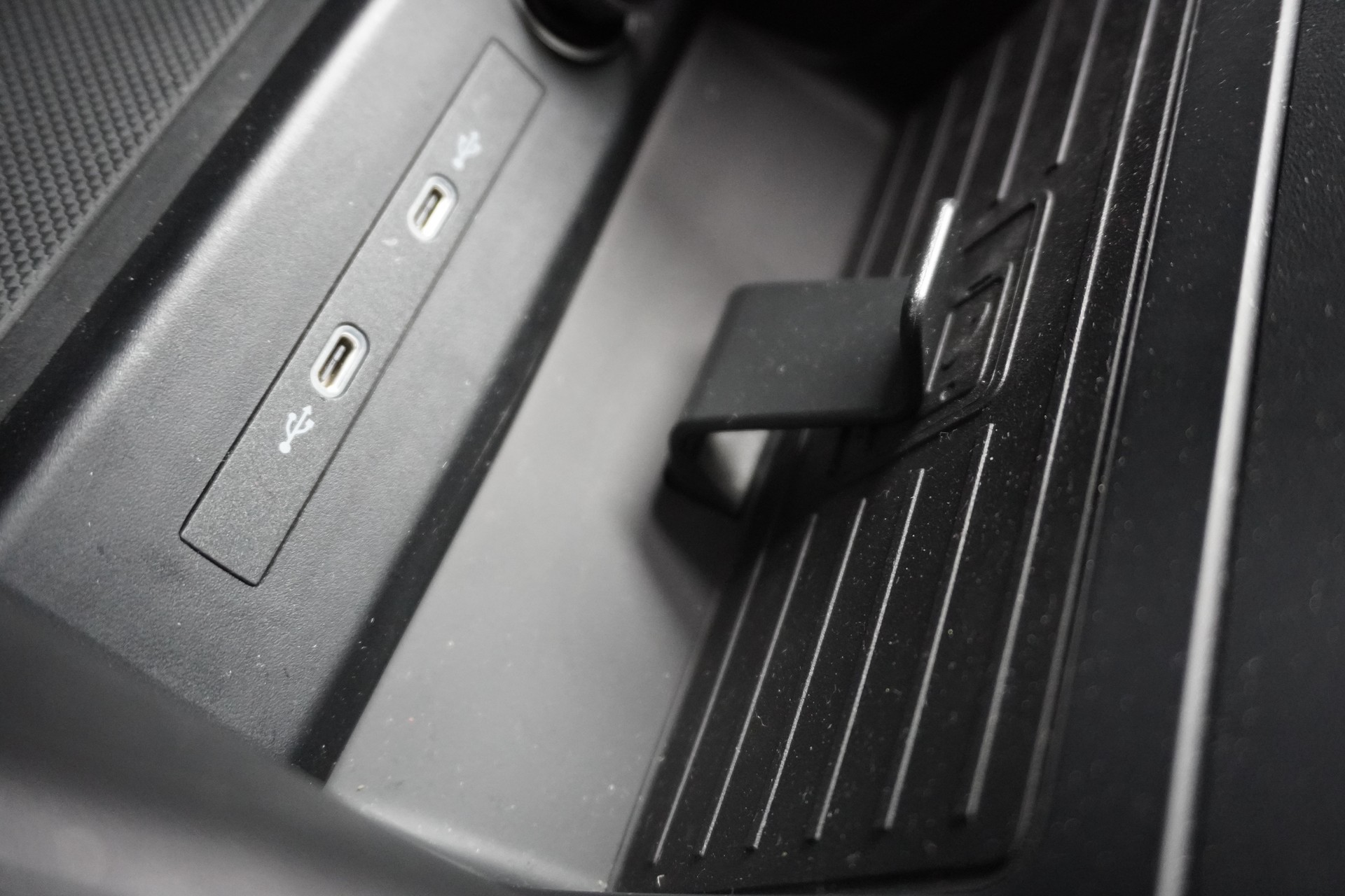 AUDI Q4 e-tron 45 quattro-image-18