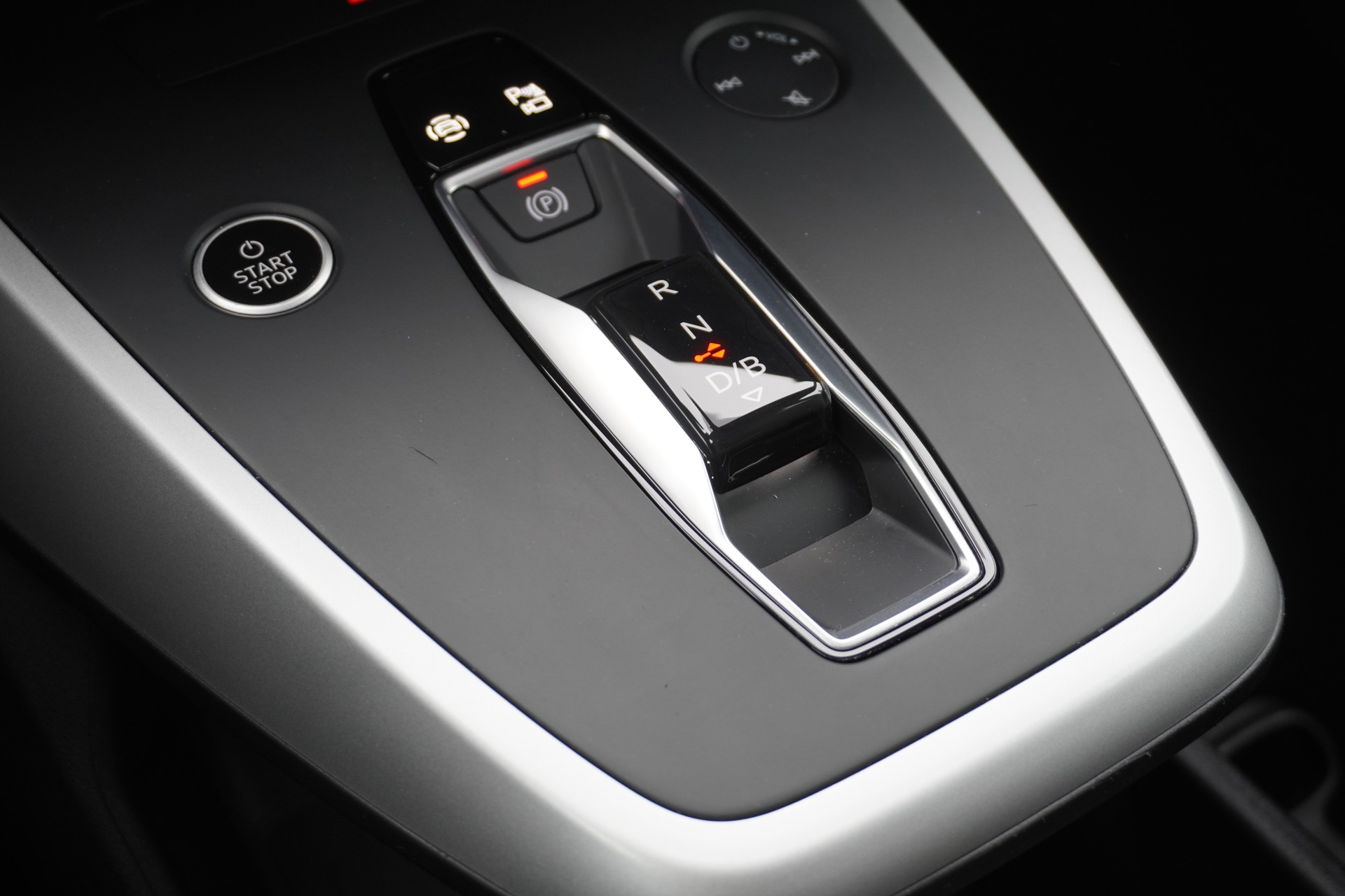 AUDI Q4 e-tron 45 quattro-image-16