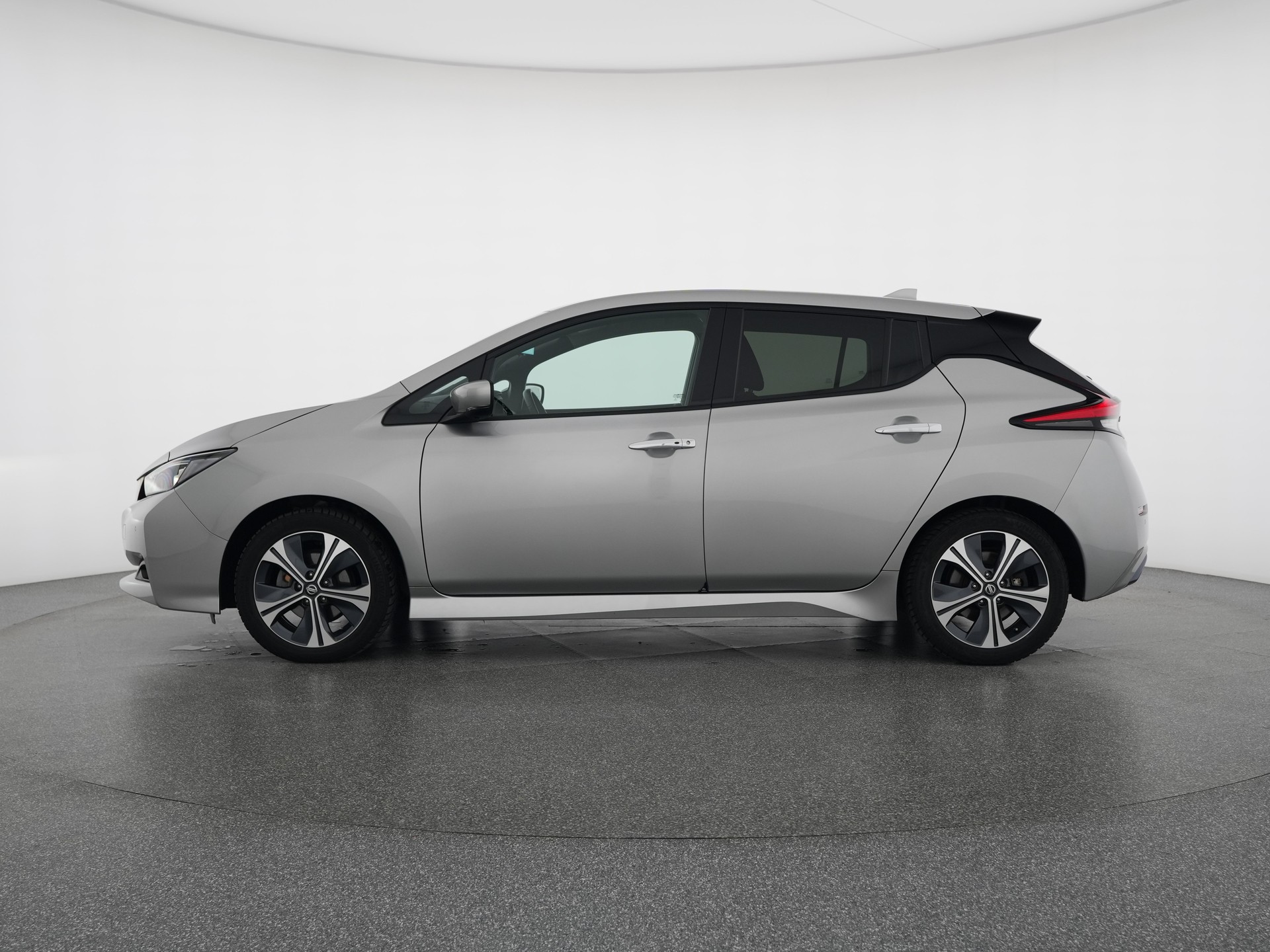 NISSAN Tekna Ultrasuede-showroom-element-1