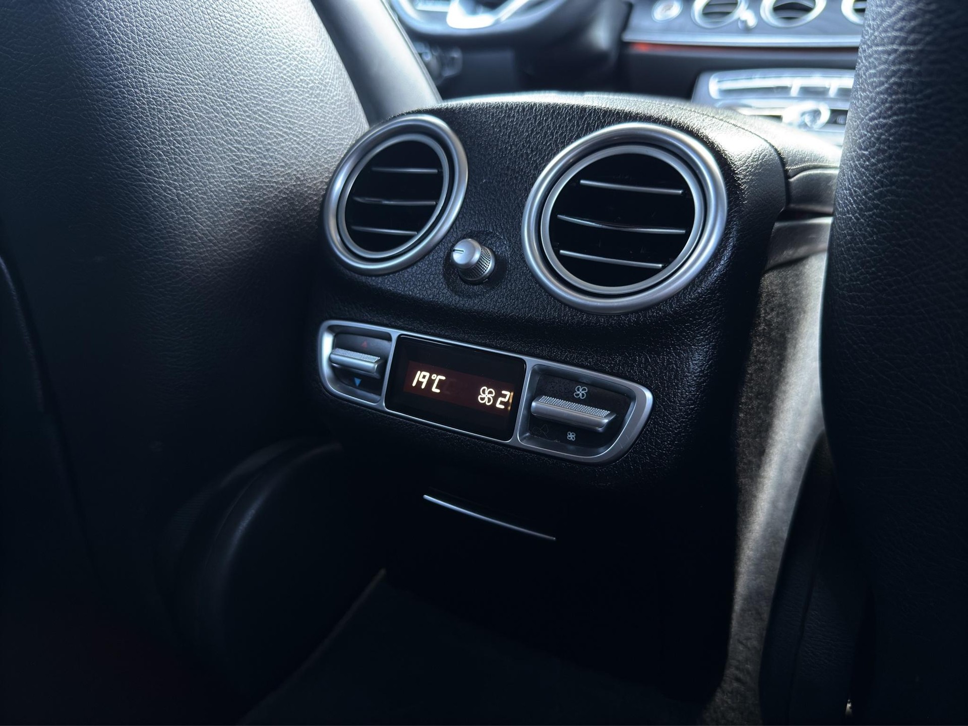 MERCEDES-BENZ E 220 d AMG Line 4matic Kombi-image-27