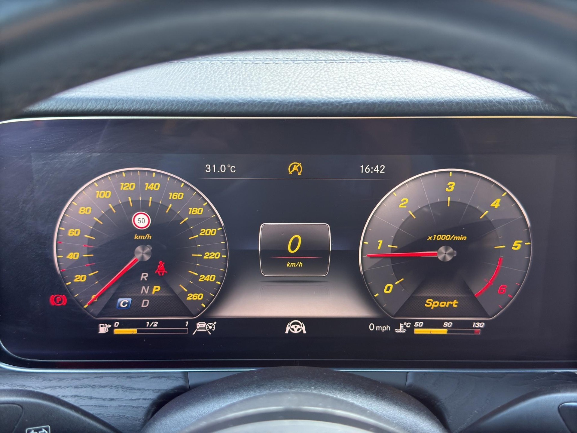 MERCEDES-BENZ E 220 d AMG Line 4matic Kombi-image-18
