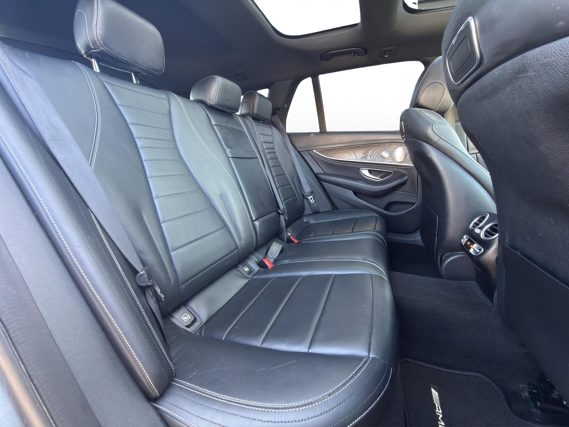 MERCEDES-BENZ E 220 d AMG Line 4matic Kombi-image-22
