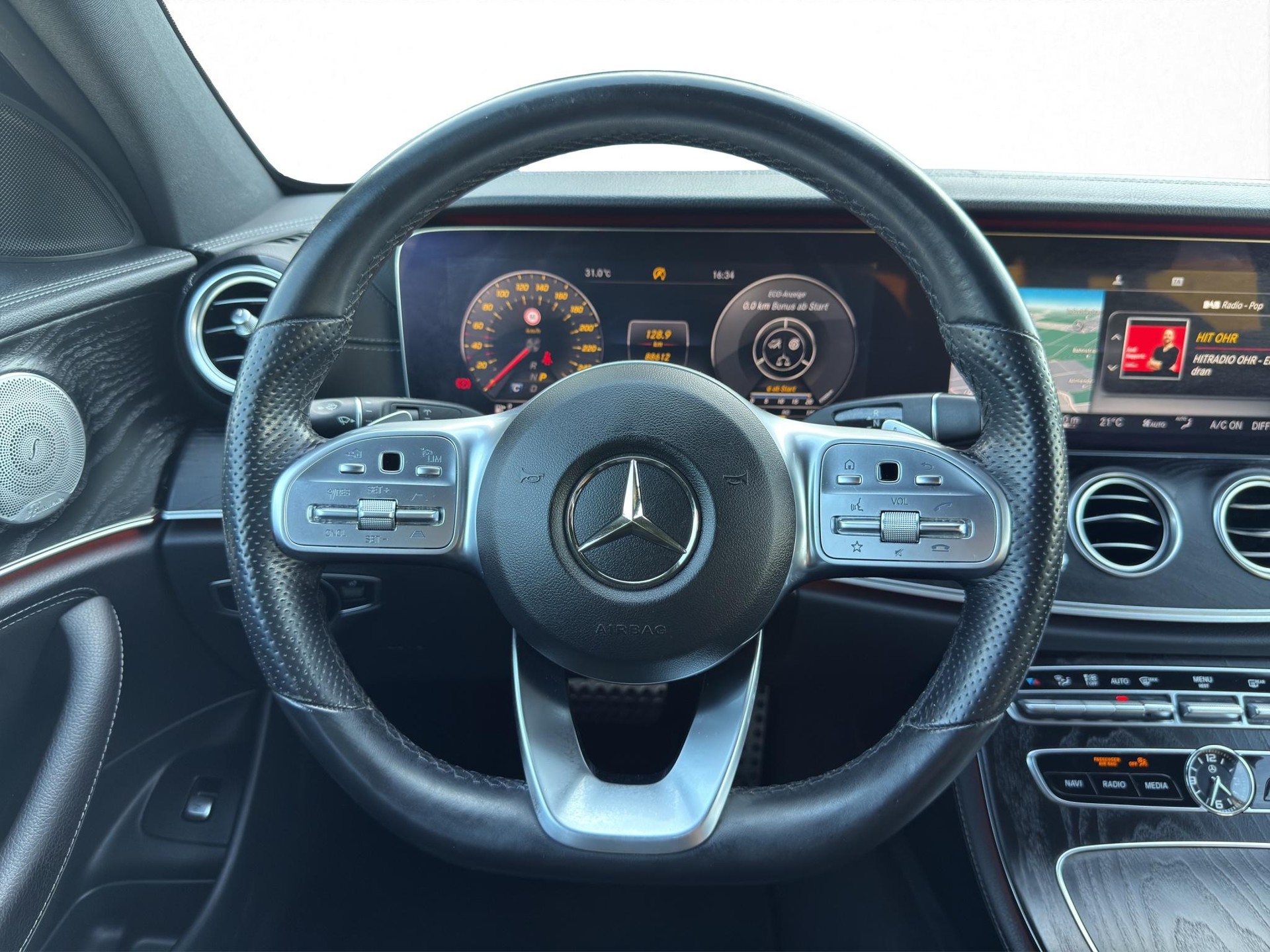 MERCEDES-BENZ E 220 d AMG Line 4matic Kombi-image-16