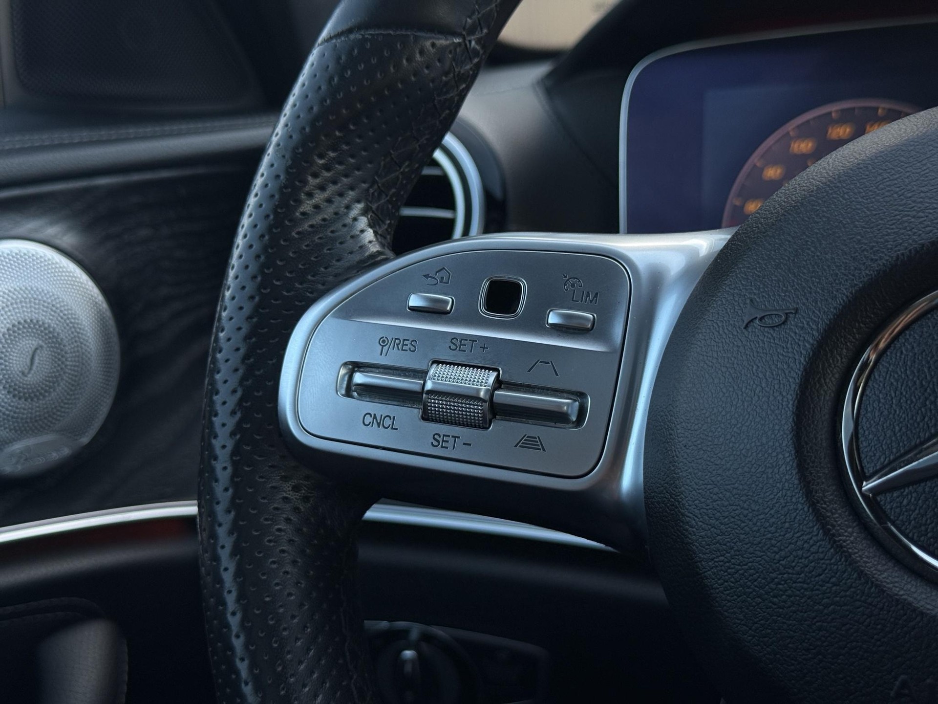 MERCEDES-BENZ E 220 d AMG Line 4matic Kombi-image-17