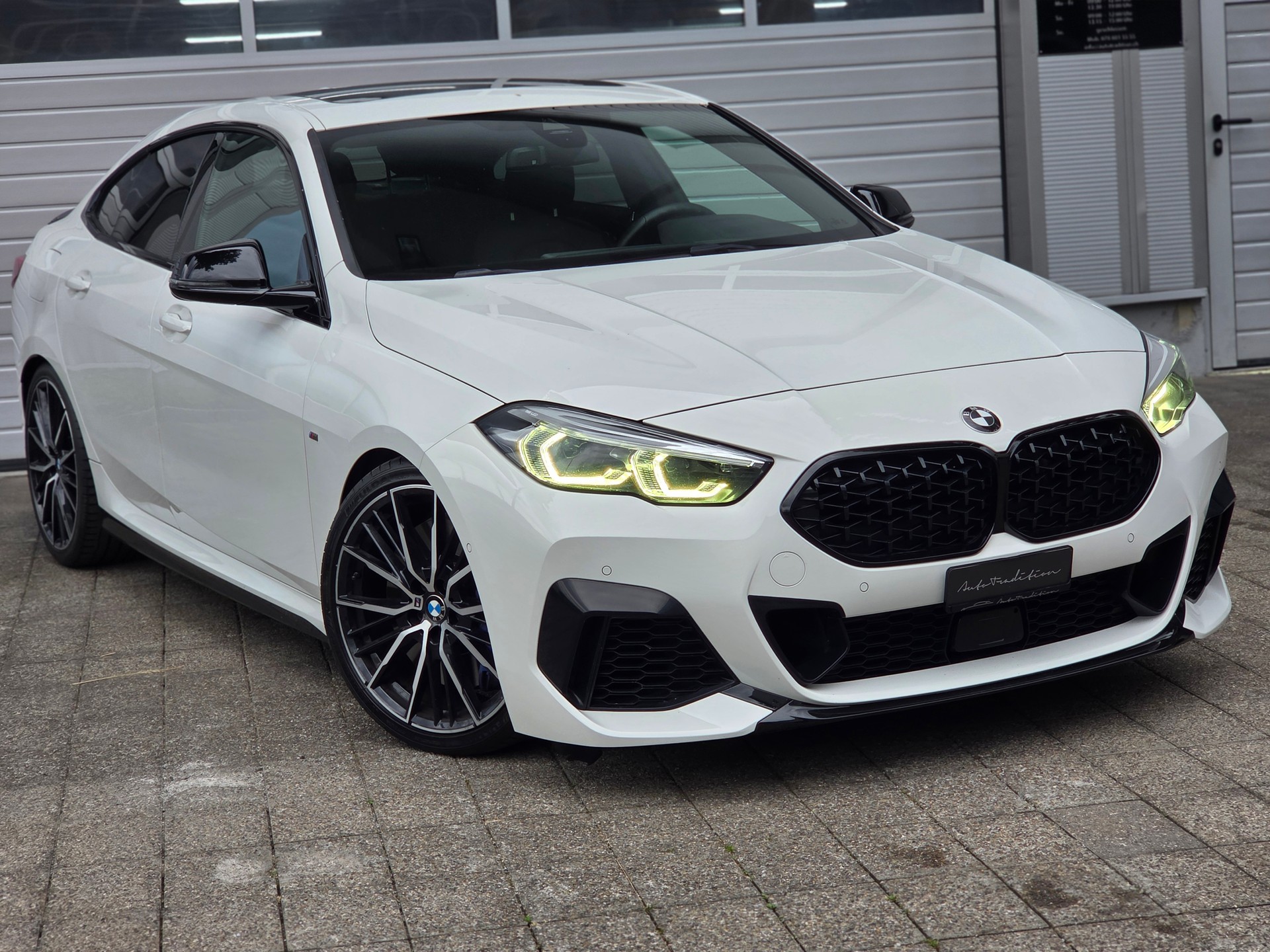 BMW M235i Gran Coupé xDrive Steptronic ** VOLLAUSSTATTUNG -M PERFORMANCE - ASSISTENZ PAKET PLUS - PANORAMA - HEAD UP DISPLAY **-showroom-element-1