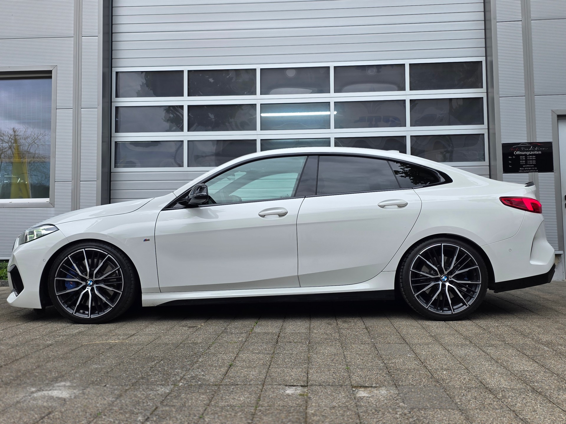 BMW M235i Gran Coupé xDrive Steptronic ** VOLLAUSSTATTUNG -M PERFORMANCE - ASSISTENZ PAKET PLUS - PANORAMA - HEAD UP DISPLAY **-showroom-element-2