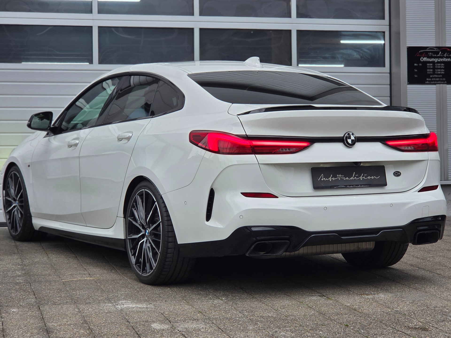BMW M235i Gran Coupé xDrive Steptronic ** VOLLAUSSTATTUNG -M PERFORMANCE - ASSISTENZ PAKET PLUS - PANORAMA - HEAD UP DISPLAY **-showroom-element-3