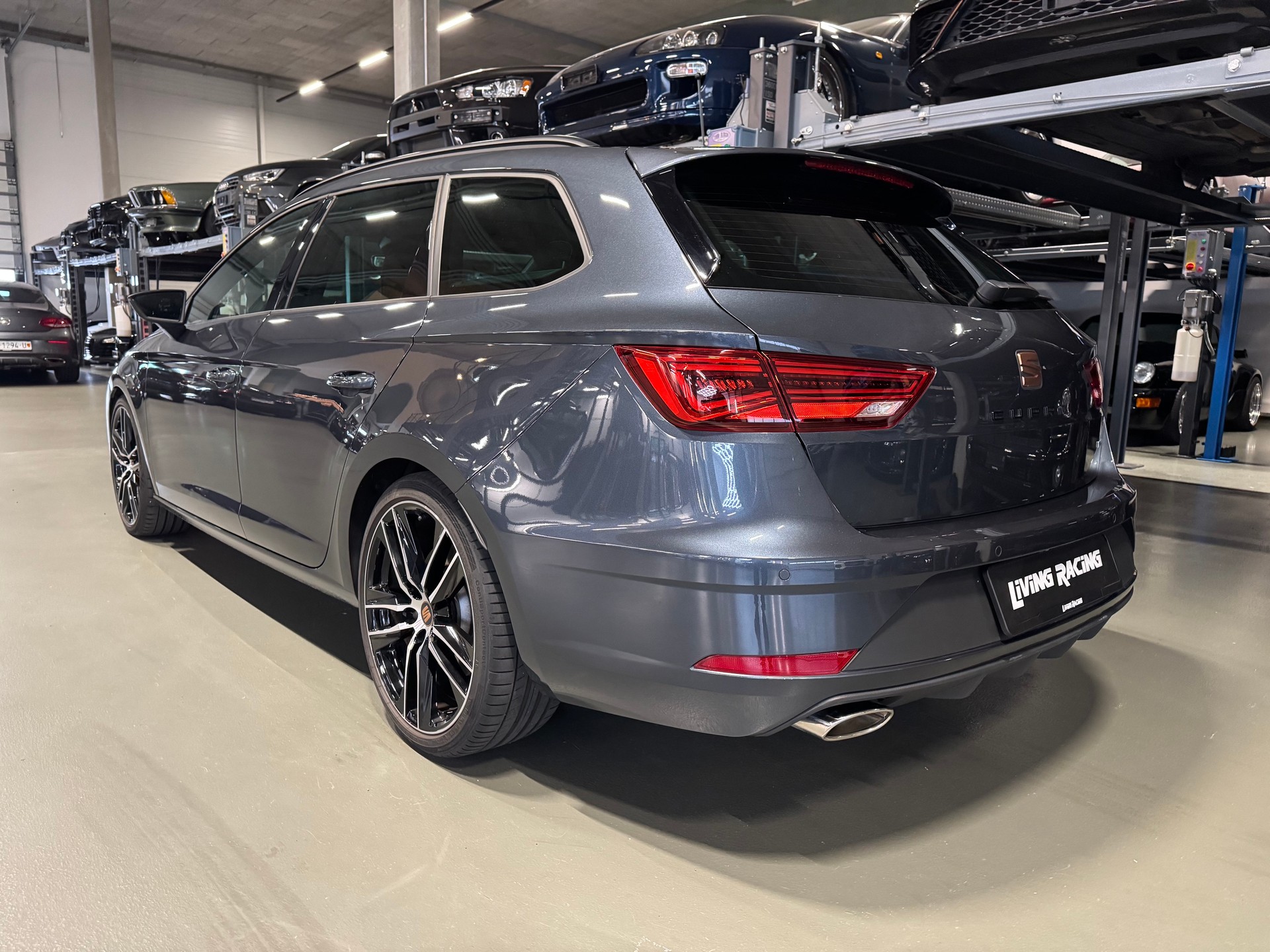 SEAT Leon ST 2.0 TSI Cupra 300 4 Drive DSG-image-2
