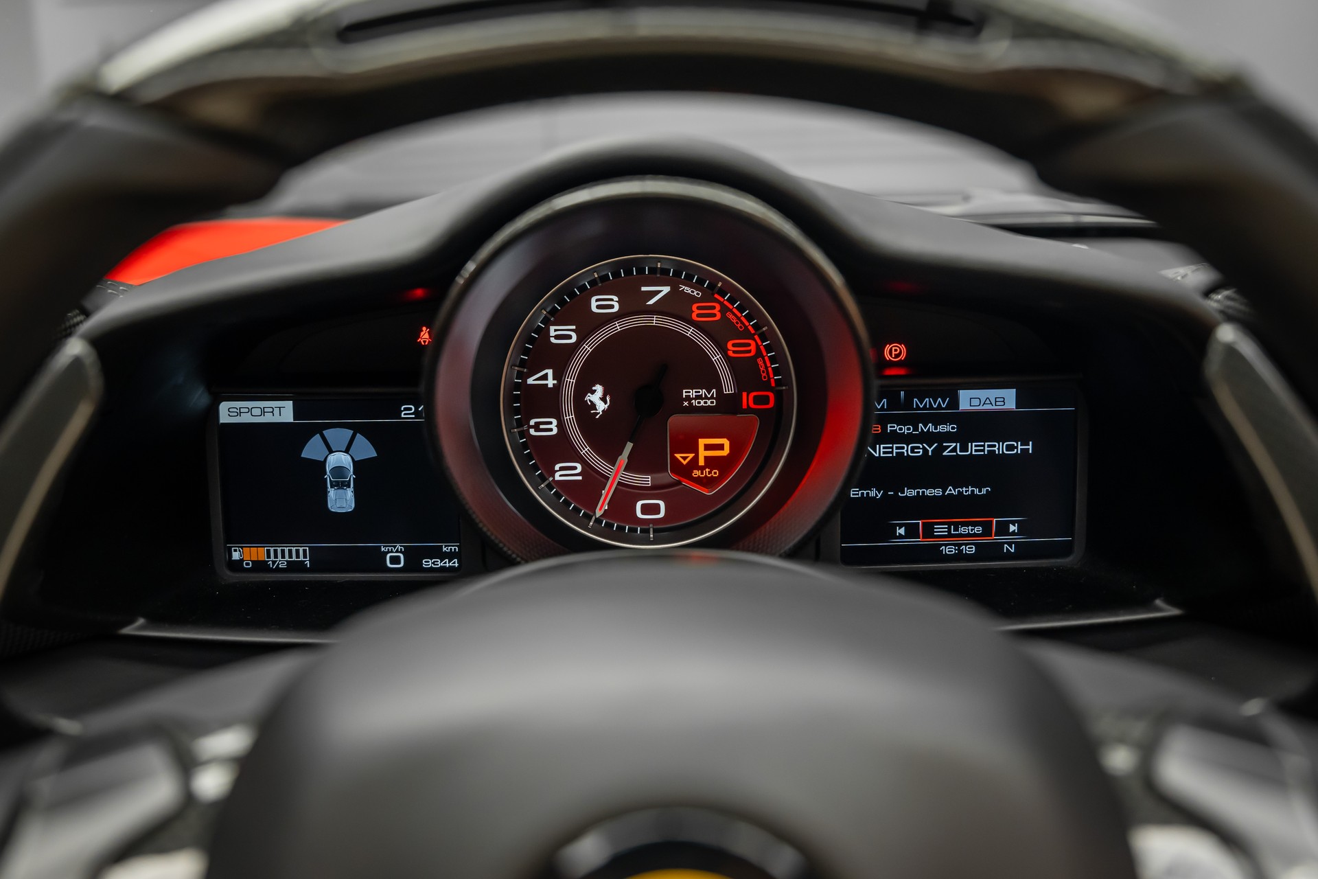 FERRARI * 488 SPIDER * FULL CARBON INNEN & AUSSEN * SAMMLERFAHRZEUG MIT 9400KM * FRISCH AB FERRARI SERVICE * FERRARI APPROVED GARANTIE *-image-25