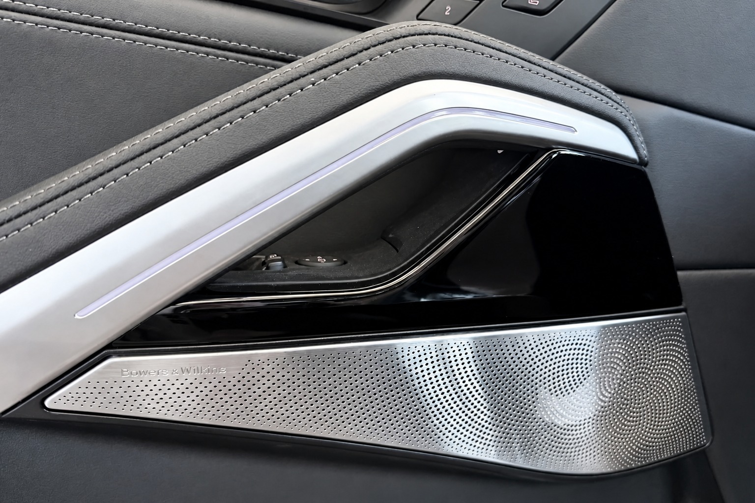 BMW X6 M60i M Sport Pro xDrive 48V Steptronic-image-8