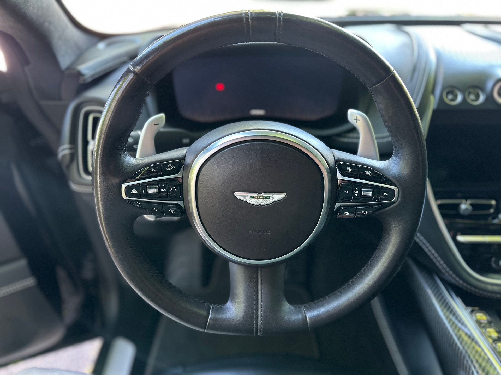 ASTON MARTIN DBX 4.0 V8-image-7