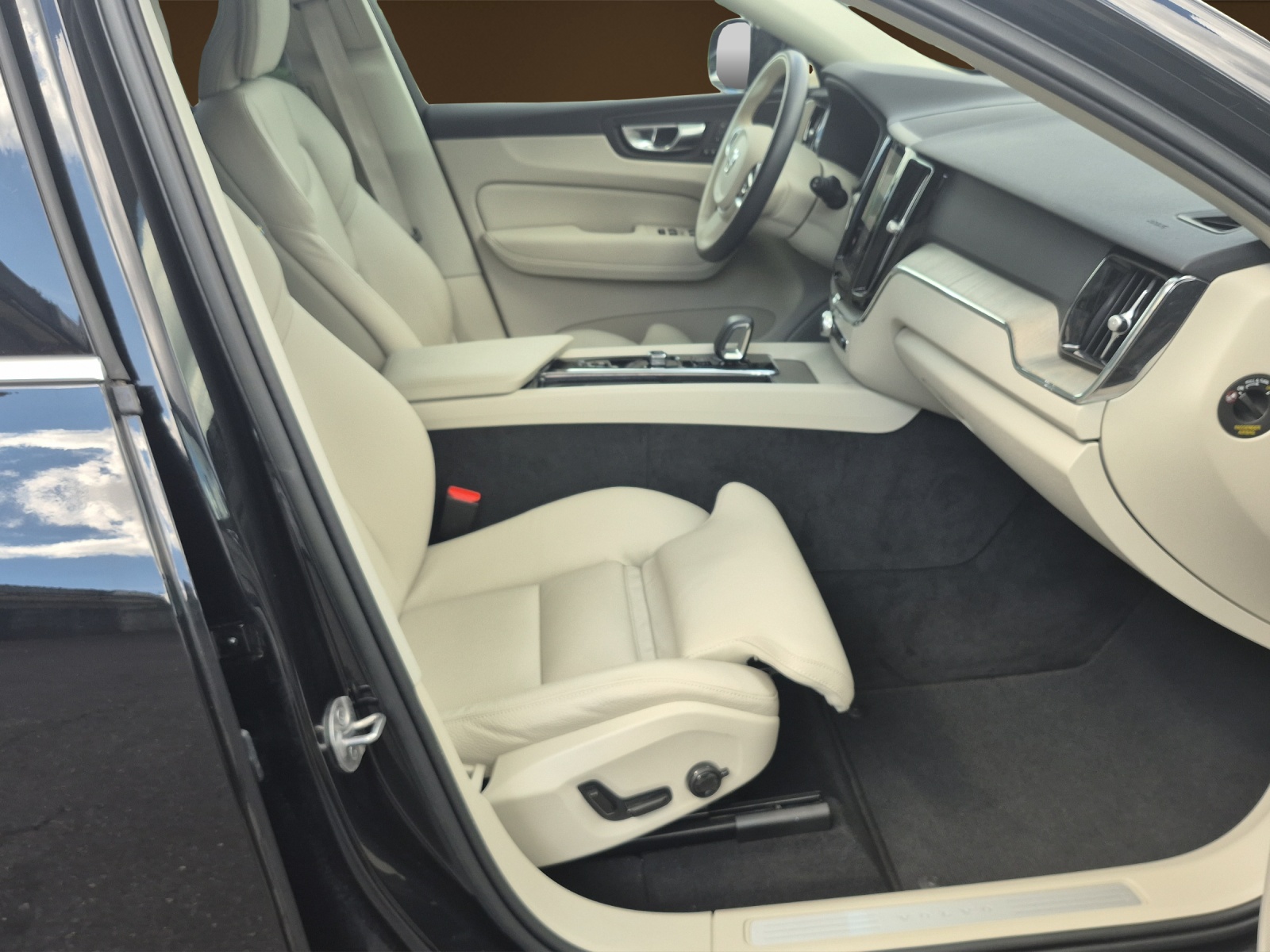 VOLVO XC60 2.0 B4 MH Plus Bright AWD-image-8