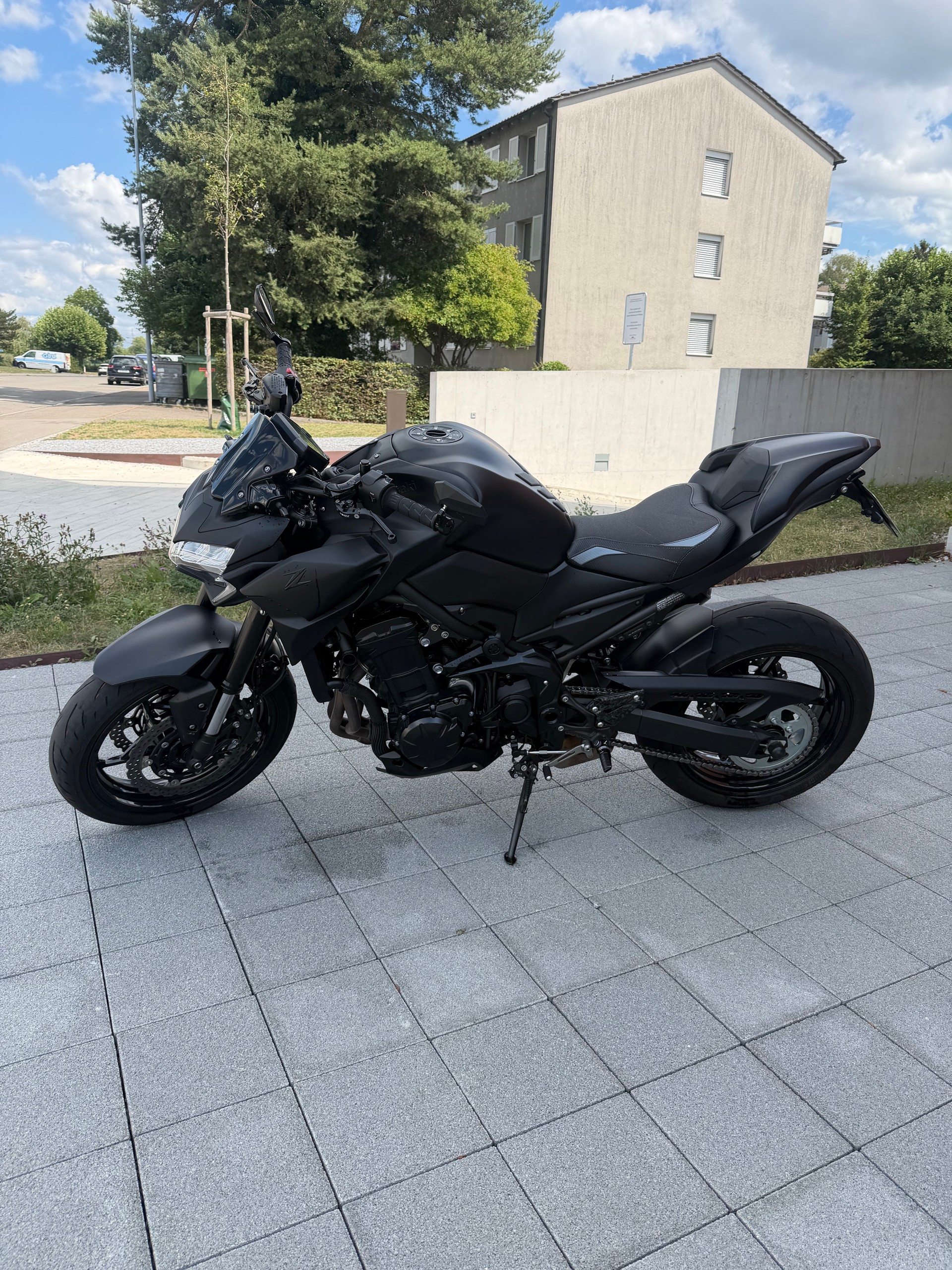 KAWASAKI Z 900 (70kW) Black Edition 2023 | Frisch ab Service | Top Zubehör-image-1