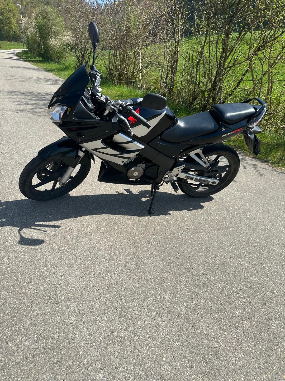 HONDA CBR 125 R-image-1