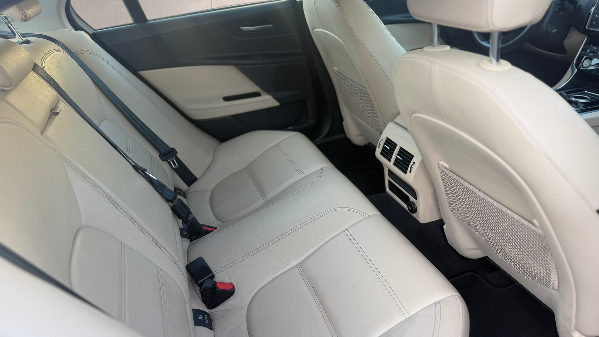 JAGUAR XE 20t 2.0 Prestige Automatic-image-9