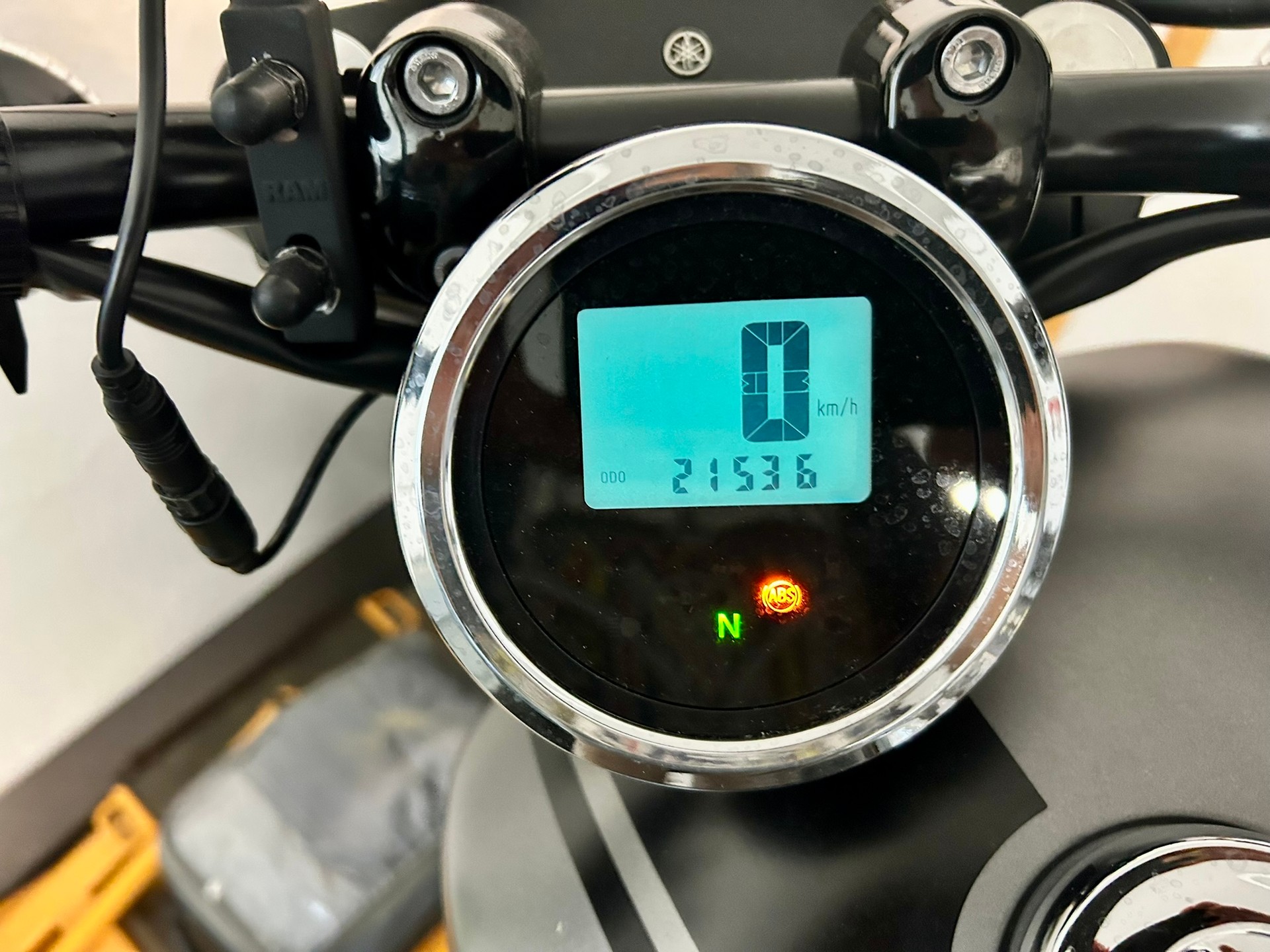 YAMAHA XV 950 R ABS-image-2