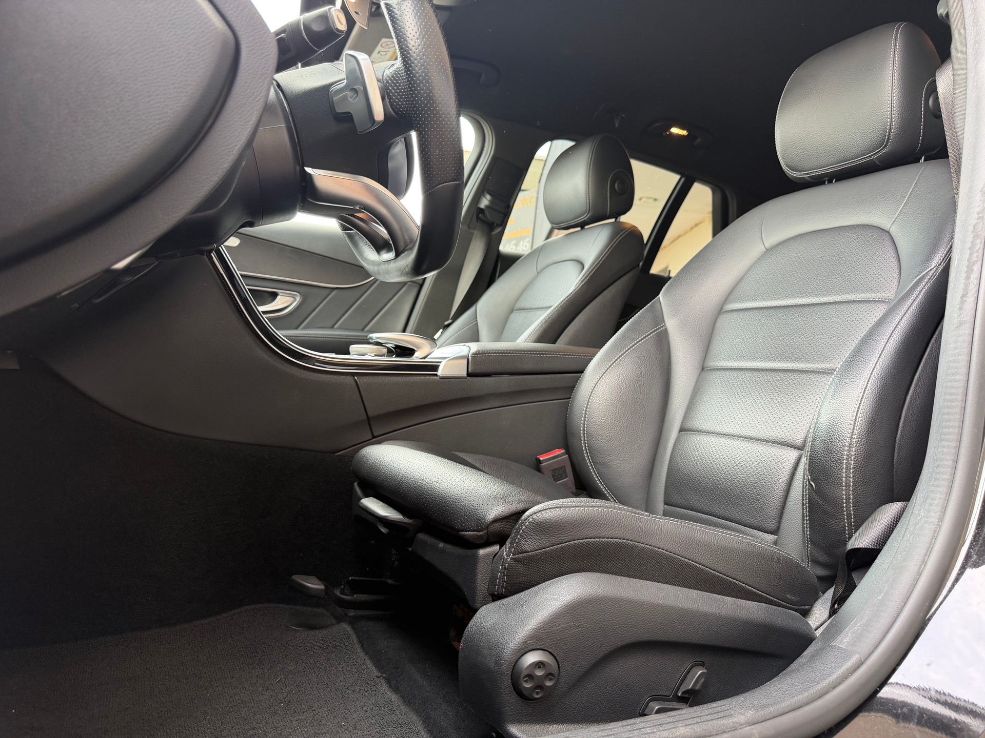 MERCEDES-BENZ C 200 AMG Line 4Matic 9G-Tronic-image-7