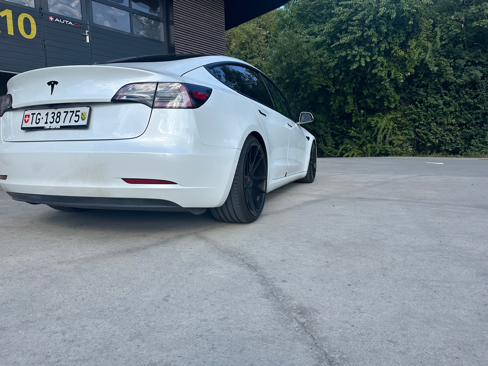 TESLA Model 3 Long Range Dual Motor AWD-showroom-element-3