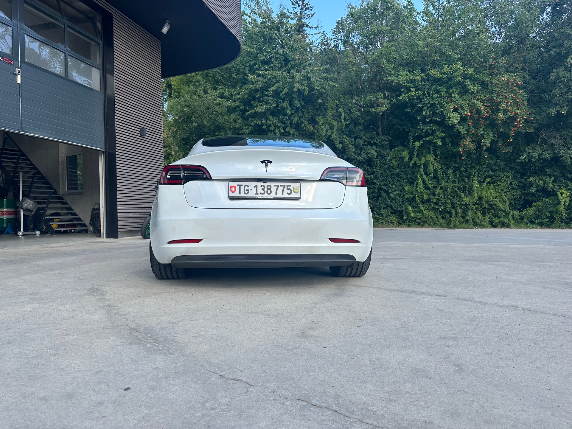 TESLA Model 3 Long Range Dual Motor AWD-showroom-element-2