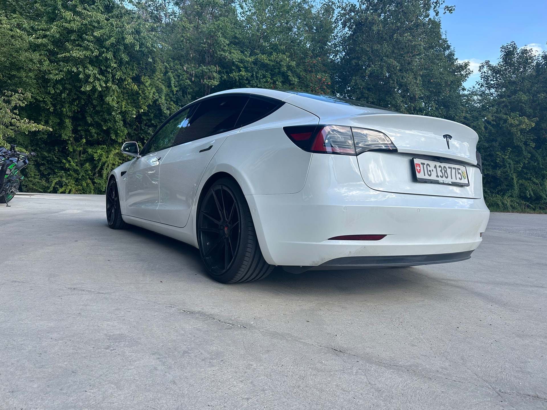 TESLA Model 3 Long Range Dual Motor AWD-showroom-element-1