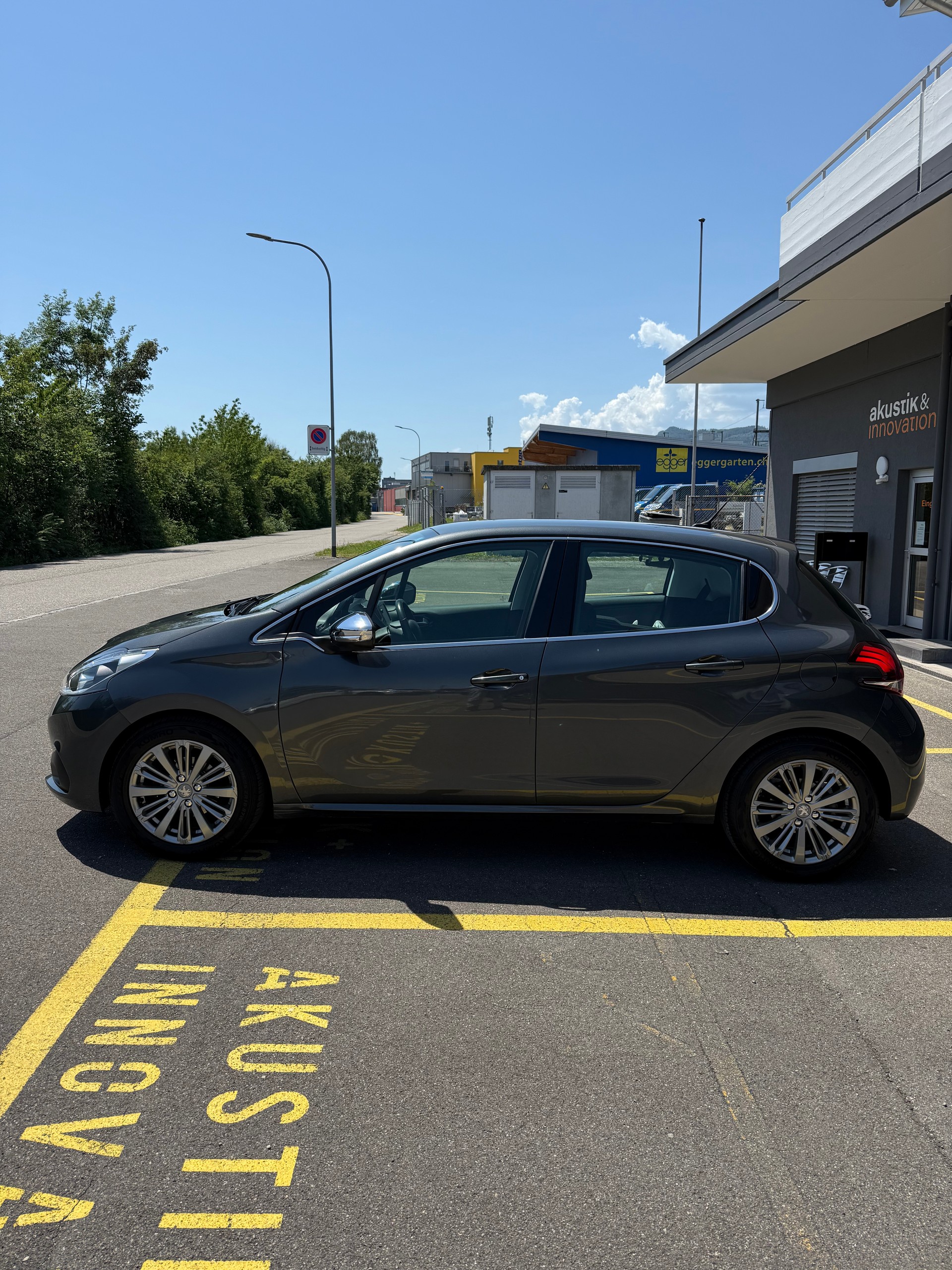PEUGEOT 208 1.2 PureTech Active EAT6-image-4
