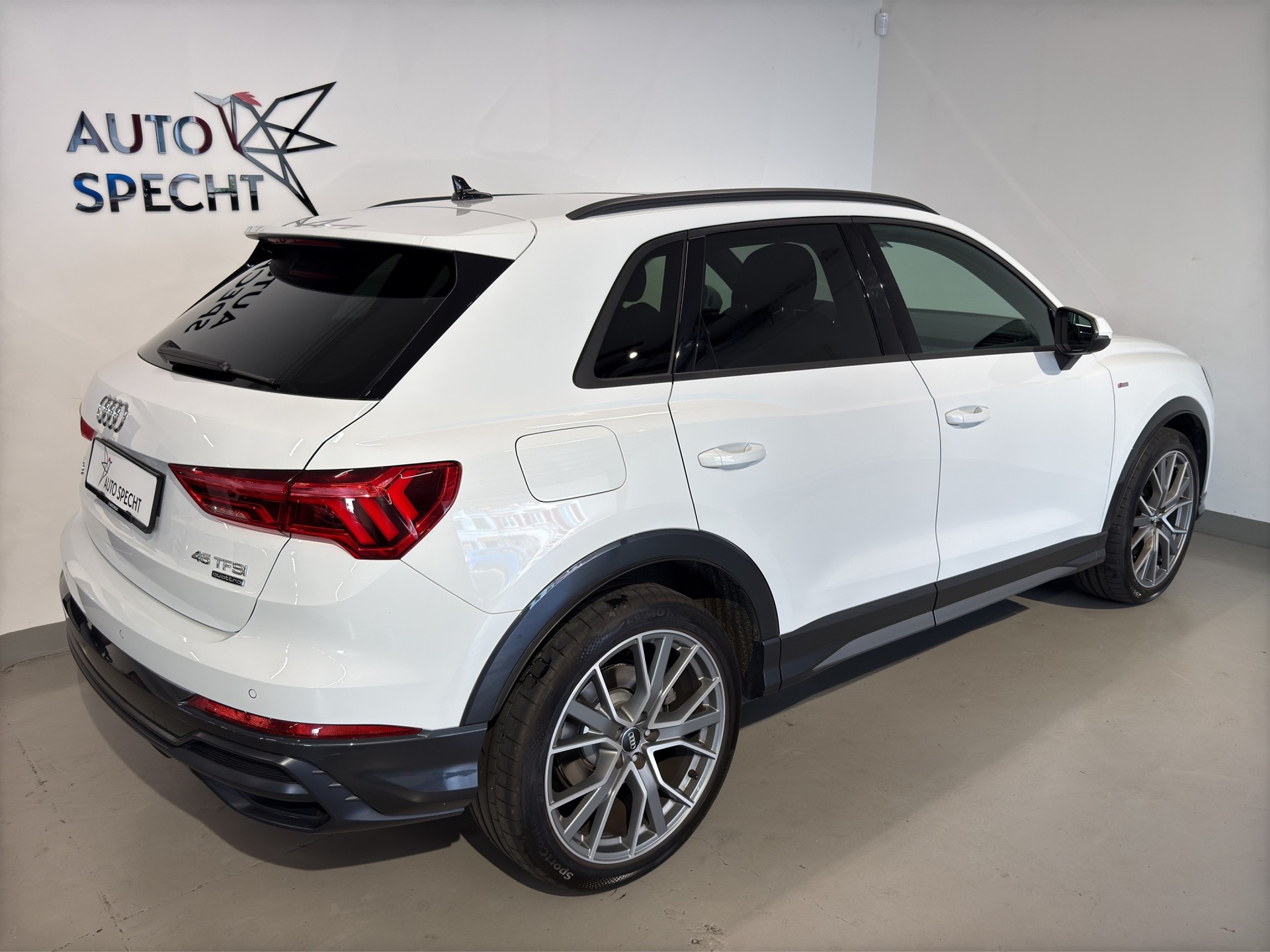AUDI Q3 45 TFSI S line quattro S-tronic-showroom-element-3
