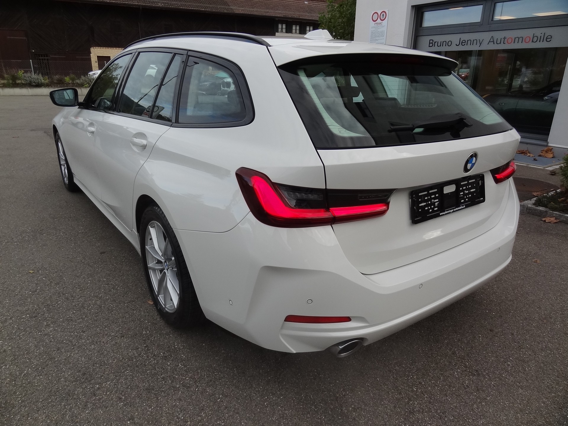 BMW 320d xDrive 48V Touring Steptronic-showroom-element-2