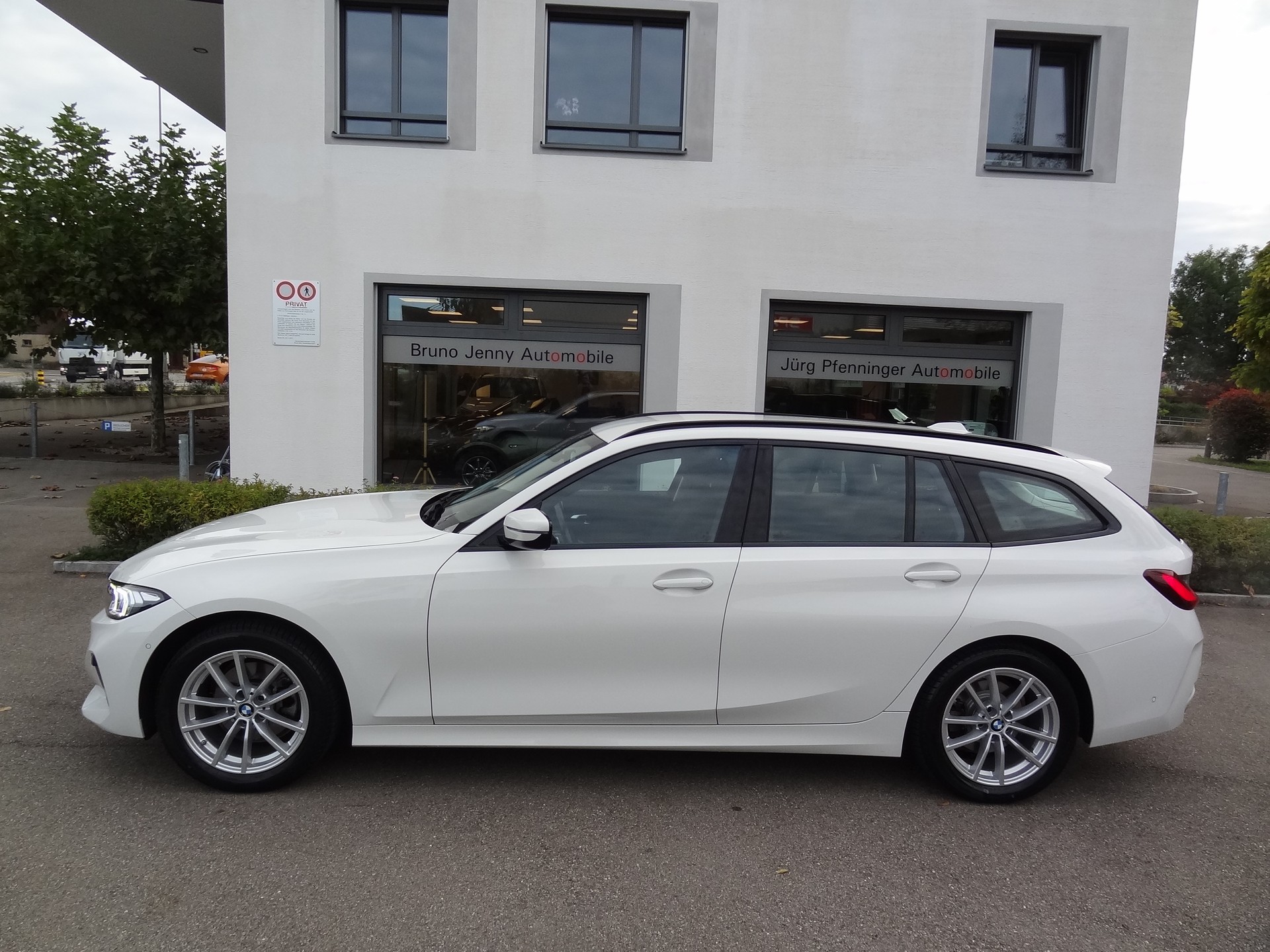 BMW 320d xDrive 48V Touring Steptronic-showroom-element-1