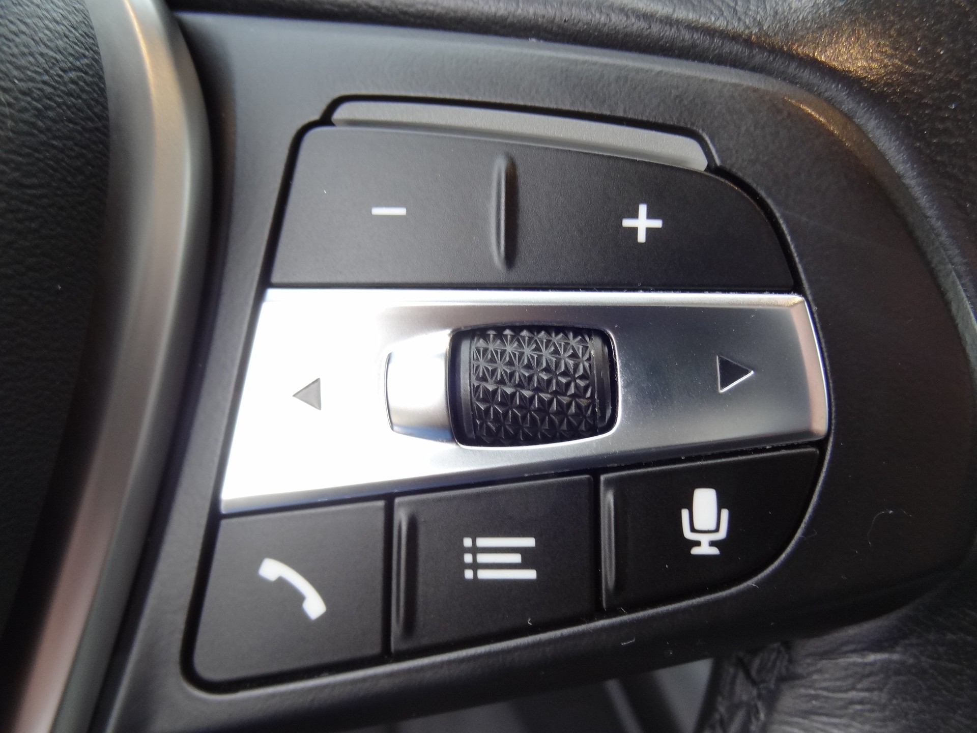 BMW 320d xDrive 48V Touring Steptronic-image-8