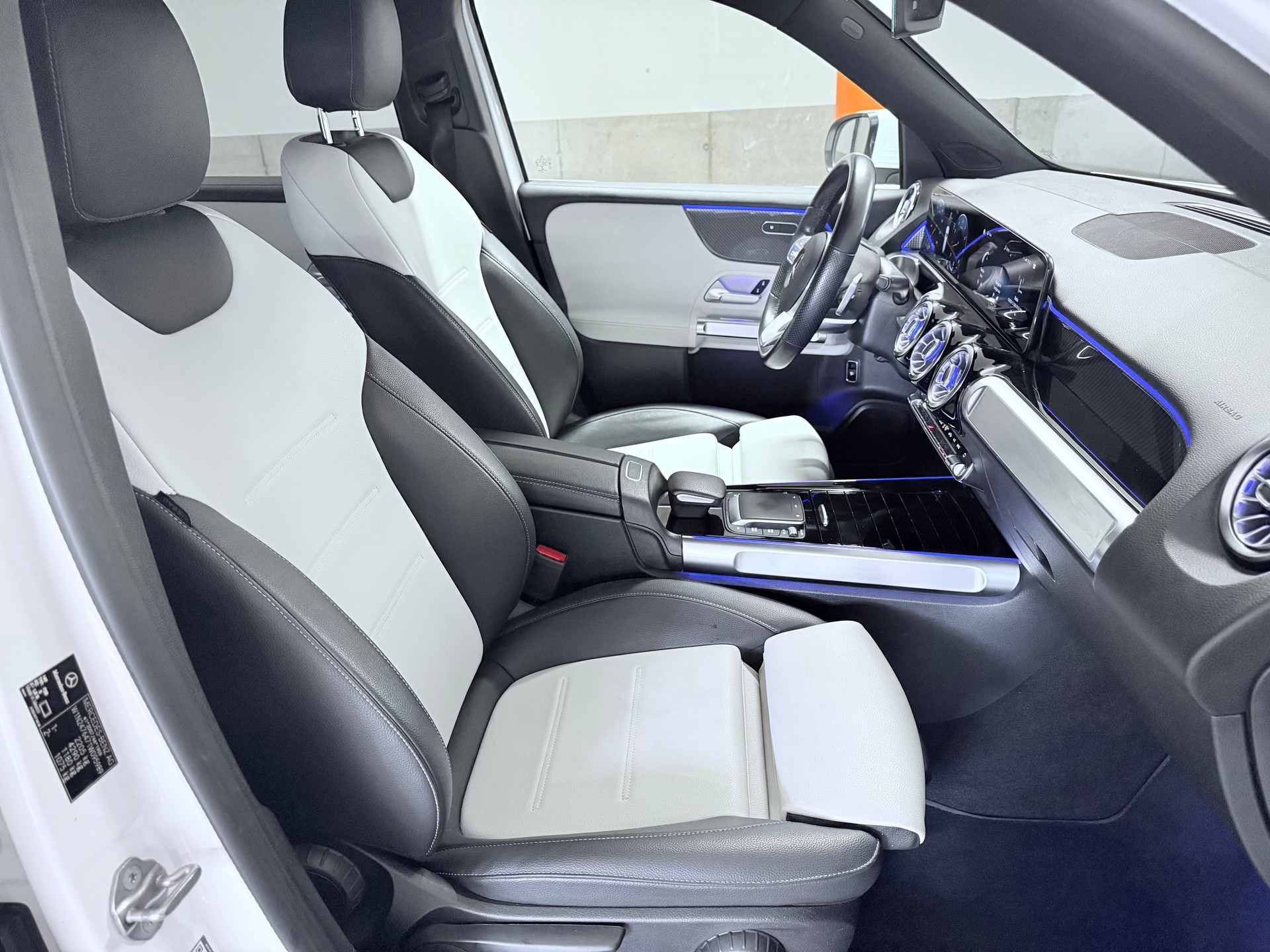 MERCEDES-BENZ GLB 250 4Matic AMG Line 8G-Tronic-image-11